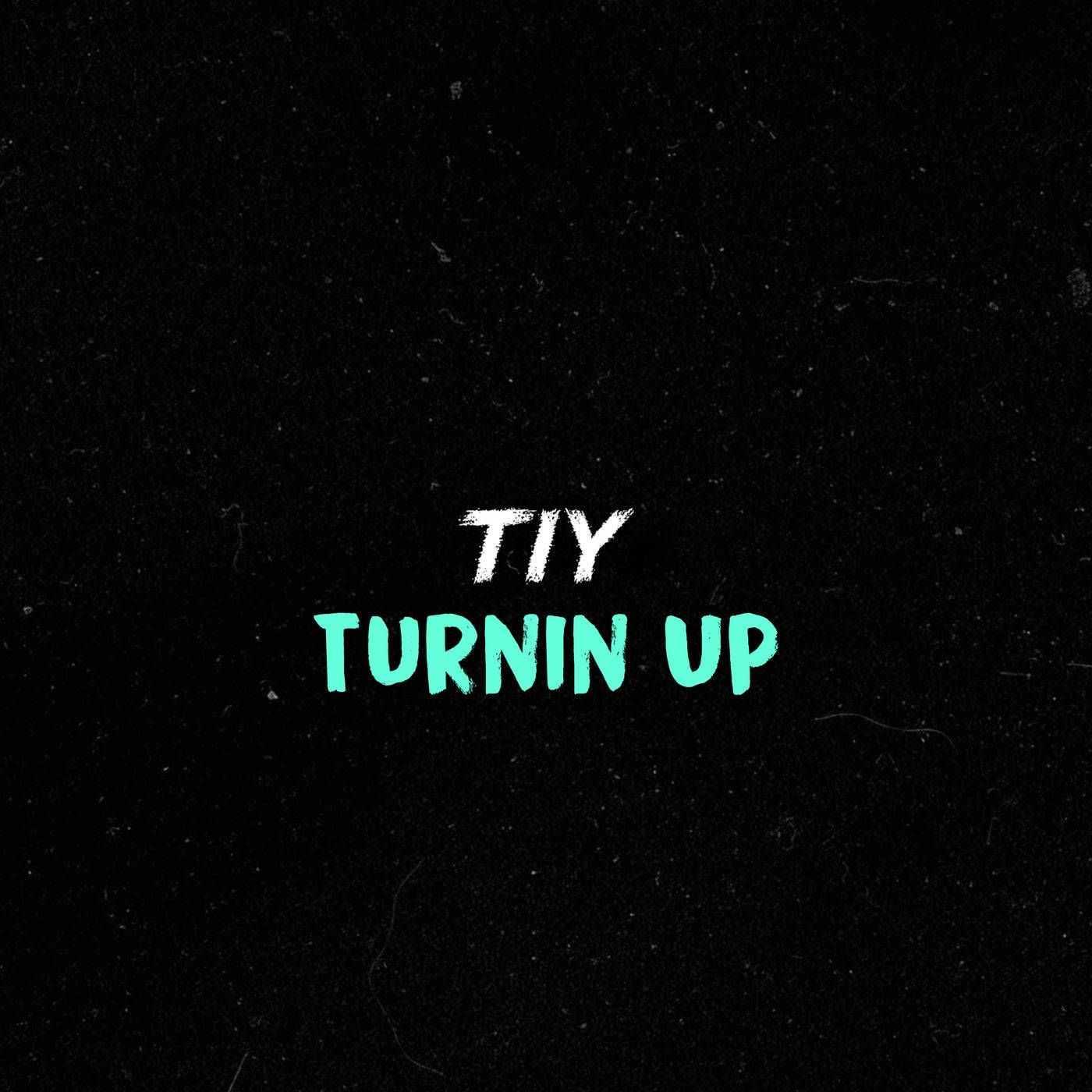 numb 桌布 壁紙 — 粗體的白色和青綠色文字寫著 TIY TURNIN UP，背景是粗糙的黑色紋理。