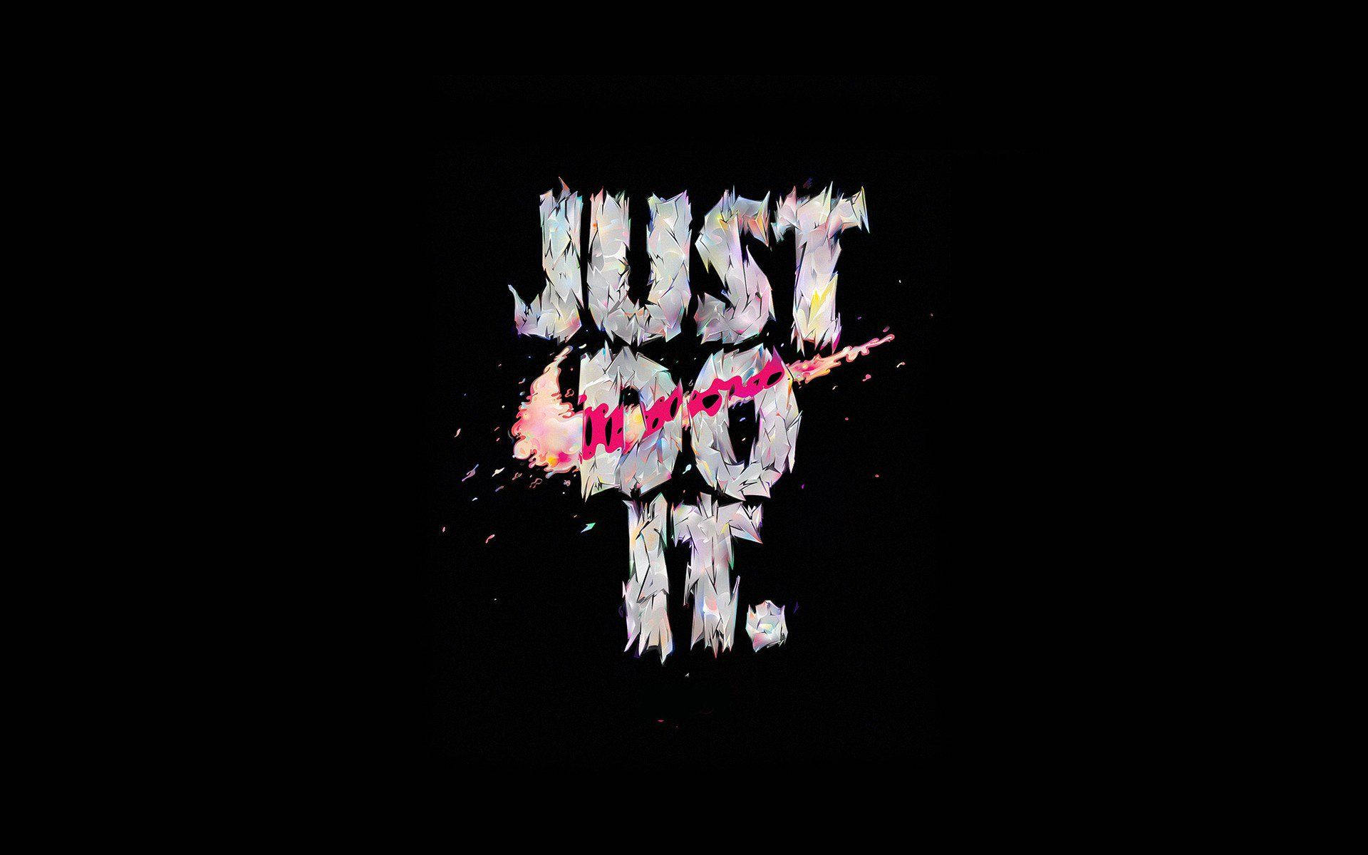 Nike 桌布 壁紙 — 粗體碎片化文字顯示「JUST DO IT」，並在黑色背景上帶有粉紅色勾號。