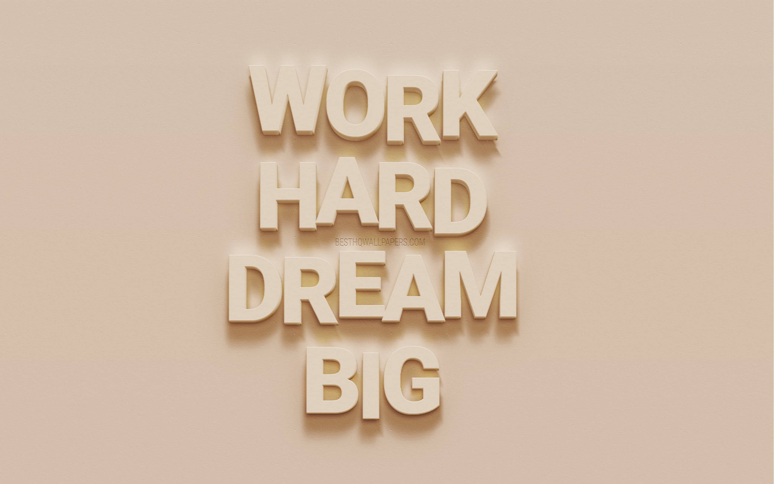 激勵 桌布 壁紙 — 粗體米色3D字母拼出work hard dream big，在相配的素色牆上投下柔和陰影。