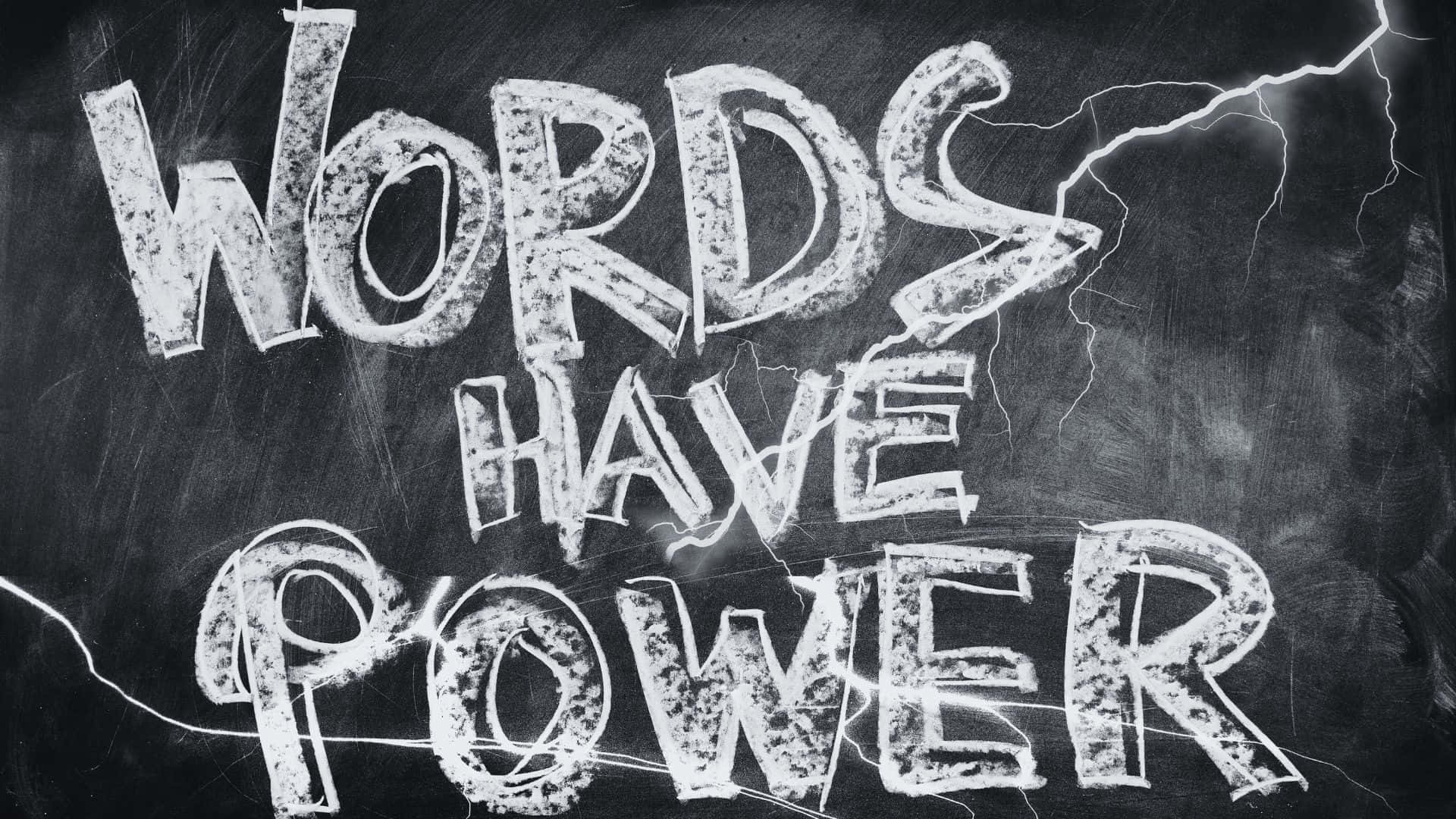 Black And White Word 桌布 壁紙 — 粗體粉筆字 'WORDS HAVE POWER' 在紋理黑板表面上伴隨閃電劈啪作響。