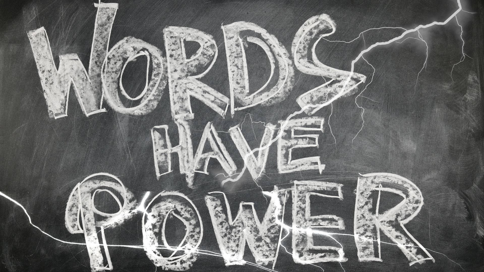 Word 桌布 壁紙 — 粗體粉筆字在破裂的黑板上拼出「言語有力量」，閃電劃過表面。