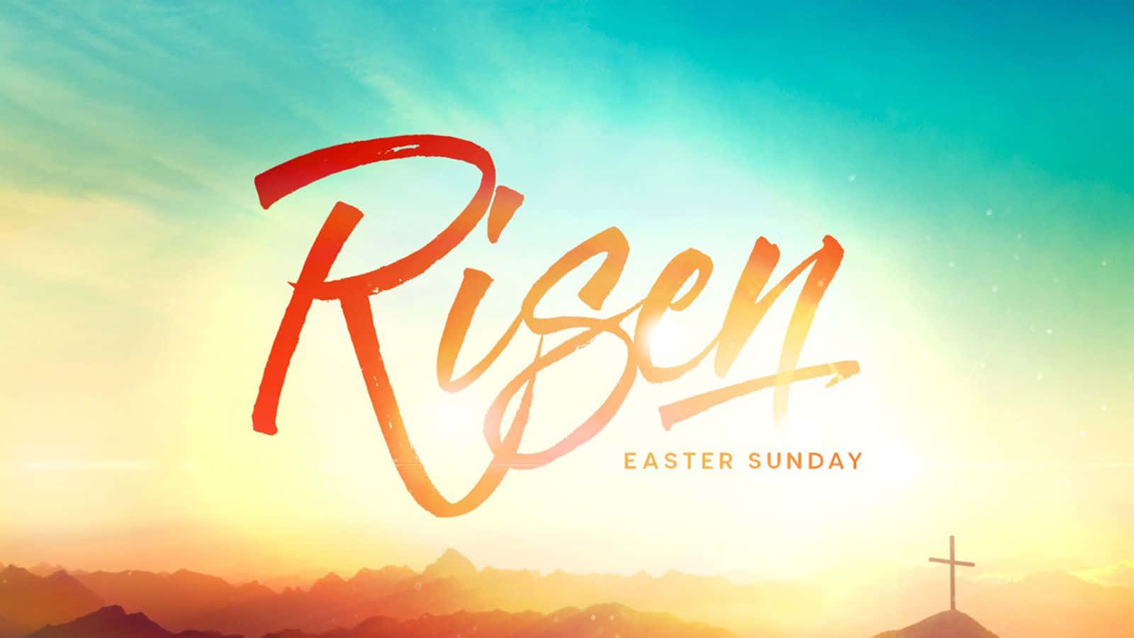 Light Geen 桌布 壁紙 — 粗體紅橙色字體寫成的「Risen」一詞，在日出天空下，山巒剪影之上，山頂有十字架，閃耀發光。