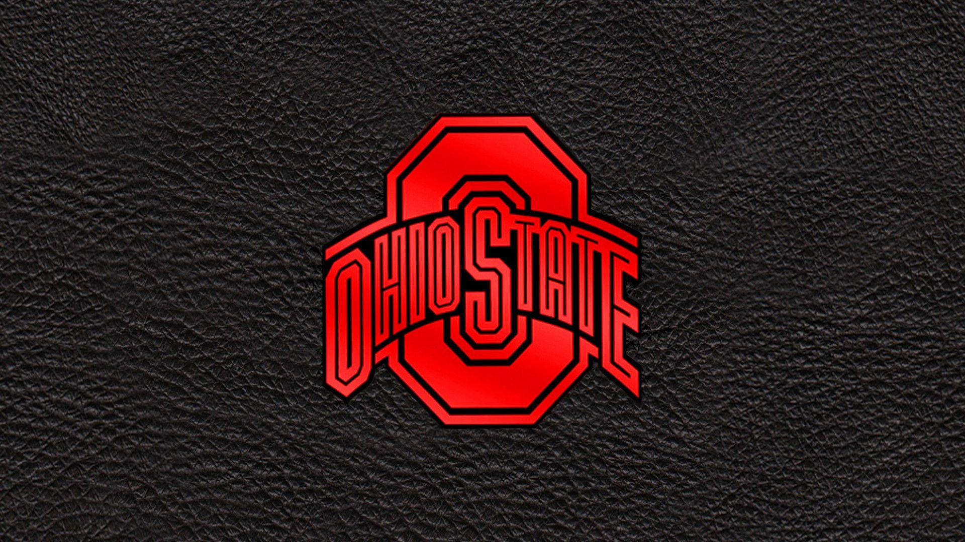 Ohio 桌布 壁紙 — 粗體紅色俄亥俄州立大學標誌，帶黑色輪廓，居中於有紋理的黑色皮革背景上。