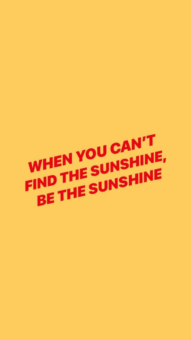Positive Quotes 桌布 壁紙 — 粗體紅色勵志文字寫著「當你找不到陽光時，就成為陽光」，背景為純黃色。