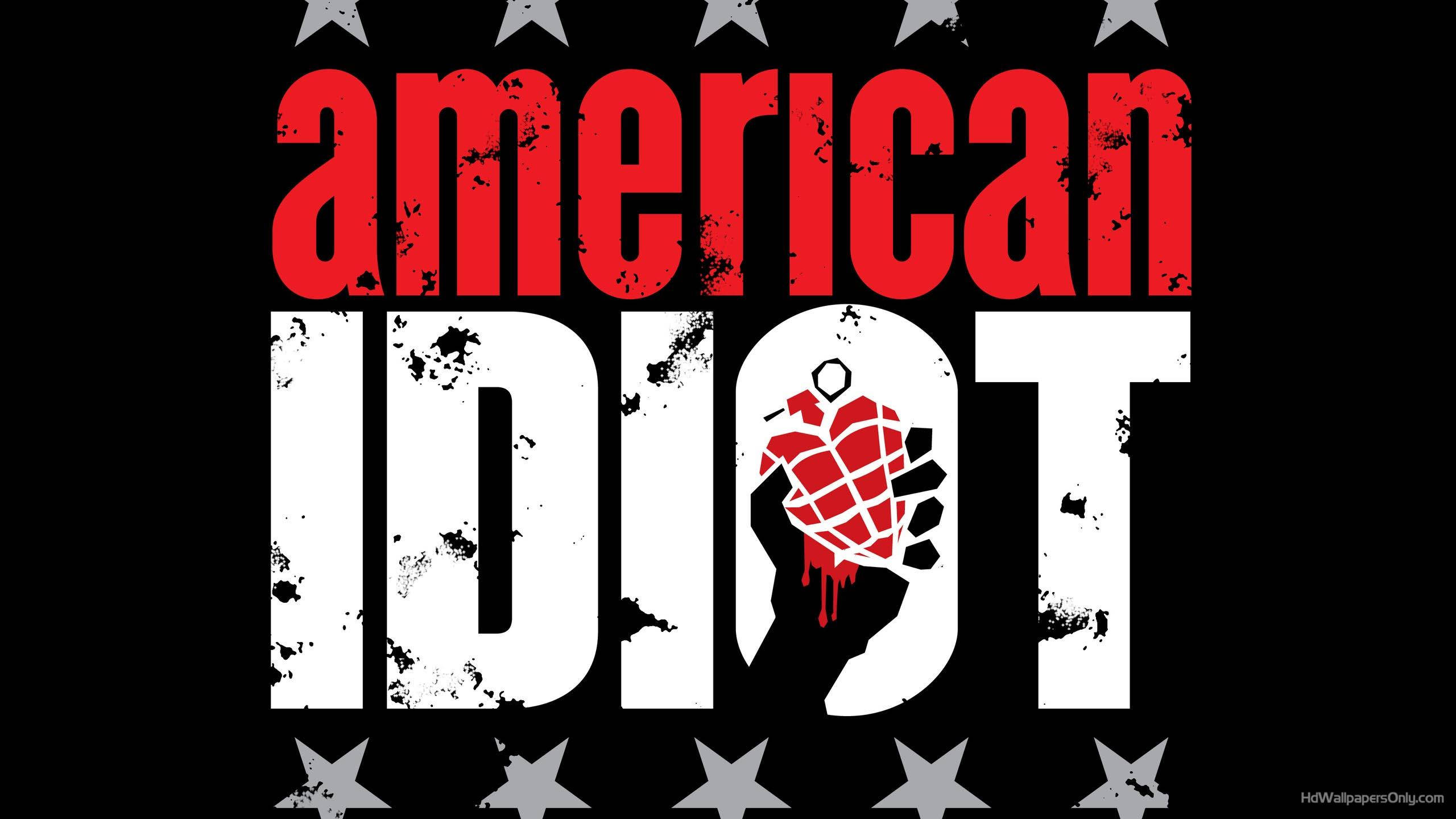 Green Day 桌布 壁紙 — 粗體紅色和白色的 'American Idiot' 文字，一隻手拿著流血的手榴彈，背景為黑色帶灰色星星。