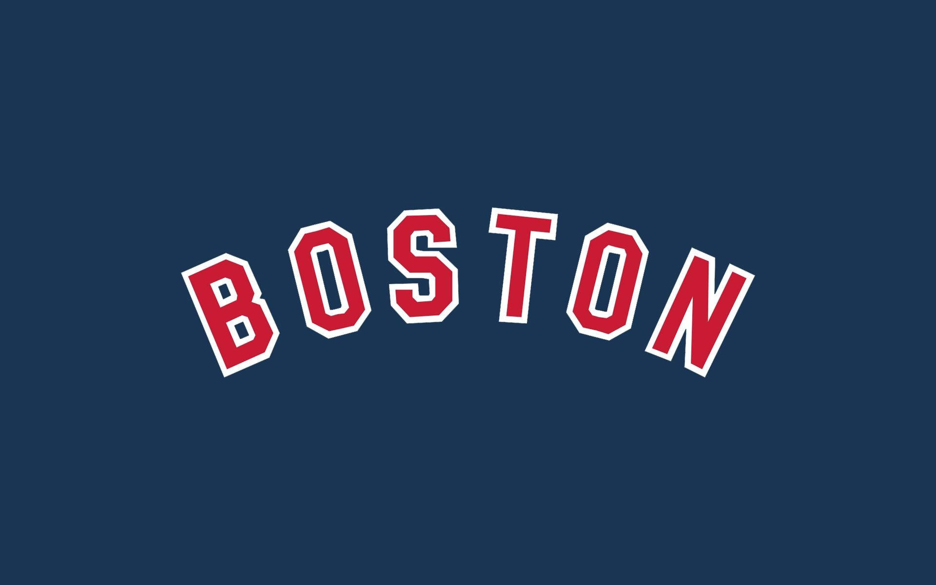 Red Sox 桌布 壁紙 — 粗體紅色拱形 'BOSTON' 文字帶白色輪廓，在純海軍藍背景上突出顯示。