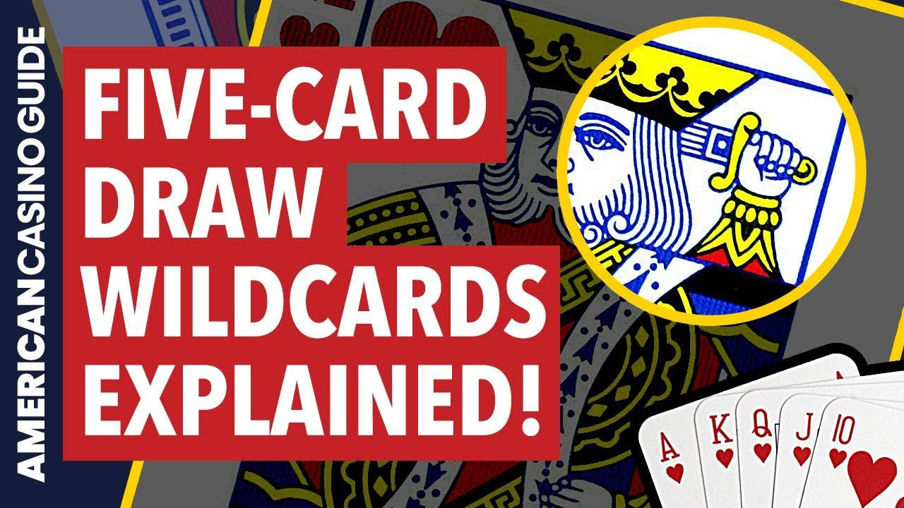 Playing Cards 桌布 壁紙 — 粗體紅色文字在撲克牌和國王插圖背景下解釋五張抽牌的百搭牌。