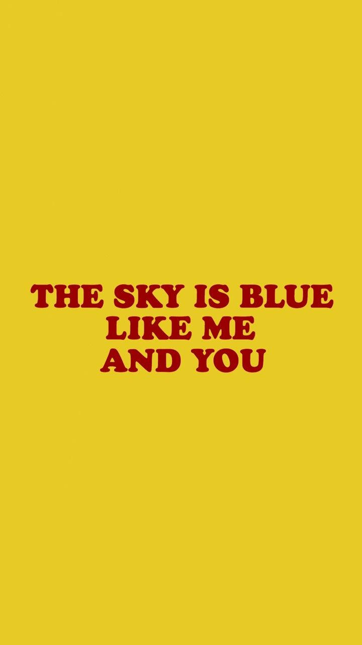 黃色美學 桌布 壁紙 — 粗體紅色文字在純黃色背景上宣告「THE SKY IS BLUE LIKE ME AND YOU」。