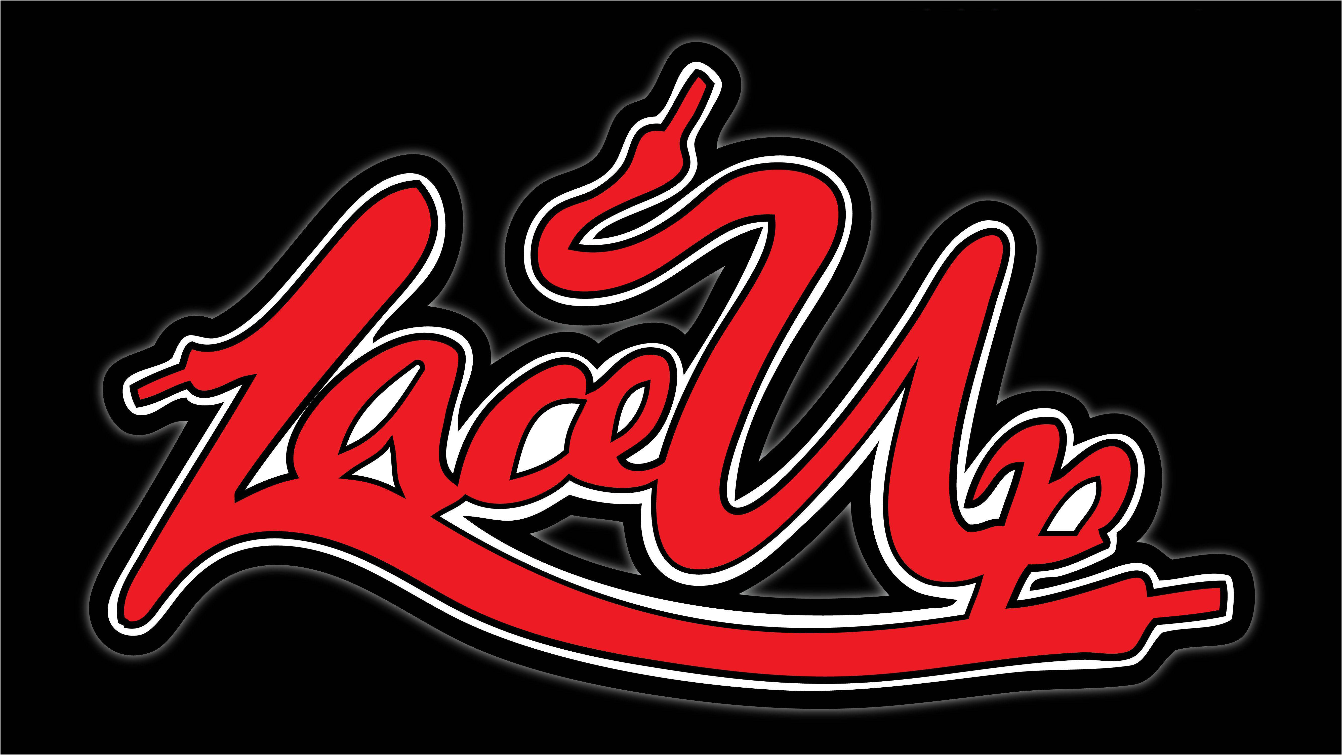 Lace 桌布 壁紙 — 粗體紅色風格文字 'Lace Up'，帶白色輪廓和黑色陰影，置於純黑色背景上。