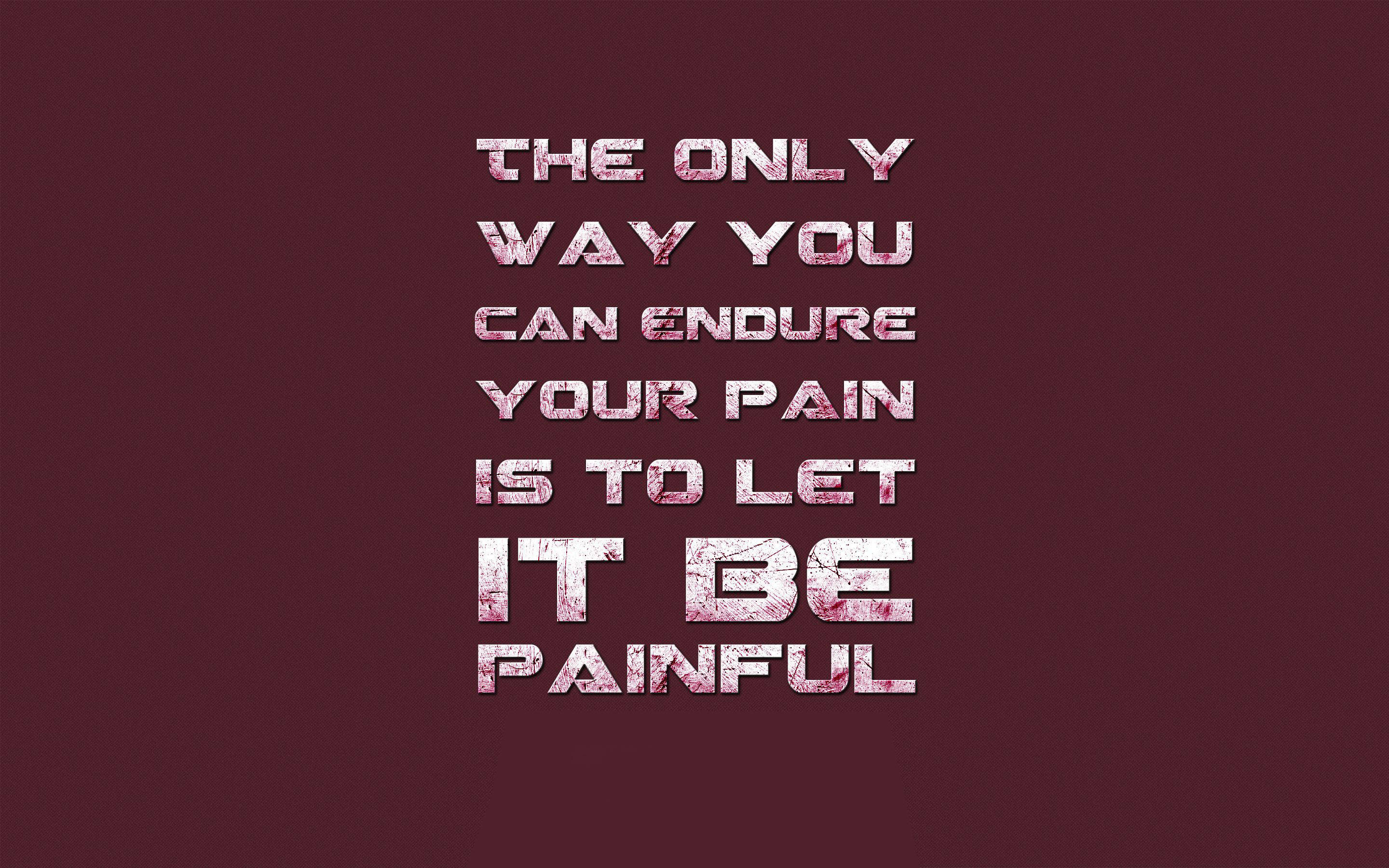 Pain Quotes 桌布 壁紙 — 粗體紋理文字寫著「THE ONLY WAY YOU CAN ENDURE YOUR PAIN IS TO LET IT BE PAINFUL」，背景為深栗色。