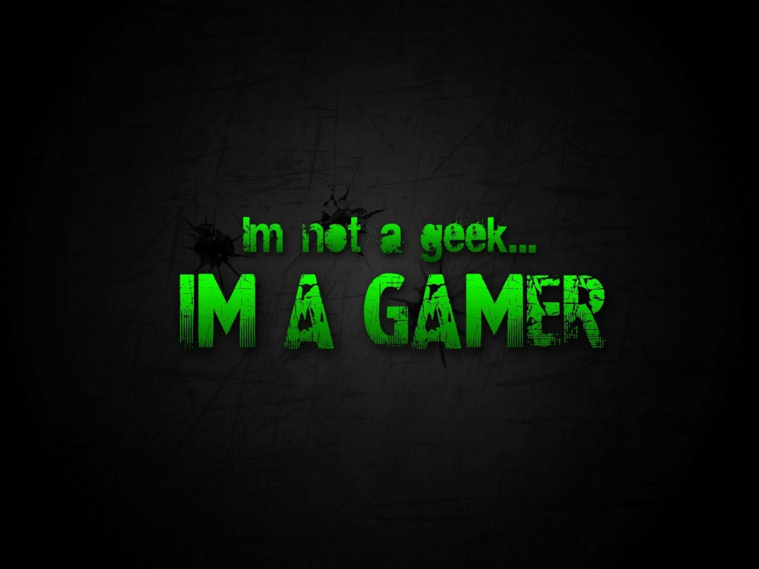 Pro Gamer 桌布 壁紙 — 粗體綠色文字在刮花的黑色牆壁背景上宣告「I'm not a geek... IM A GAMER」。