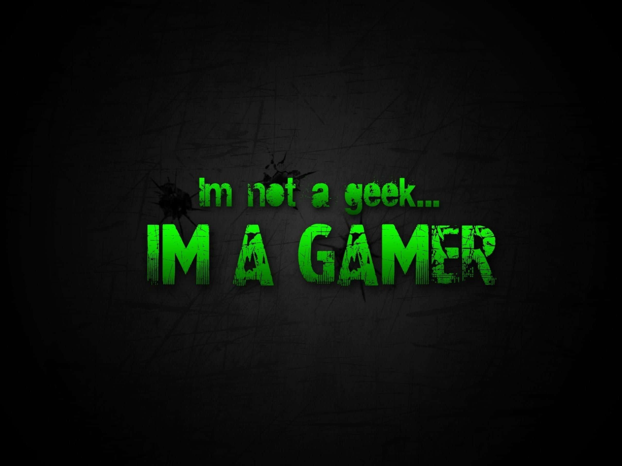Gamer 桌布 壁紙 — 粗體綠色文字在刮花的黑色牆壁背景上宣告「I'm not a geek... I'M A GAMER」。