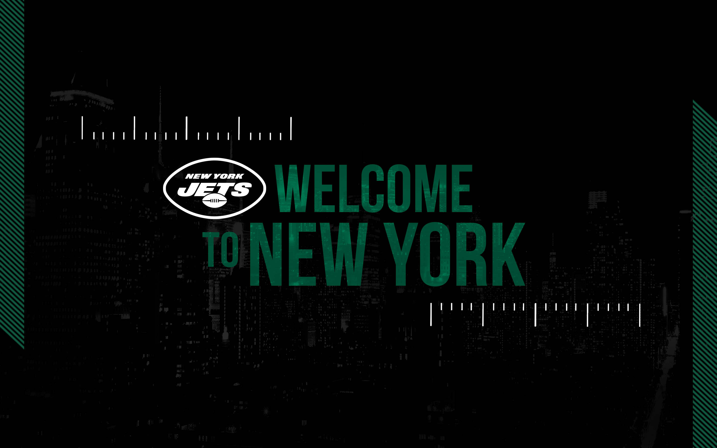 Ny Jets 桌布 壁紙 — 粗體綠色文字在黑暗的城市天際線背景下，以紐約噴射機隊標誌歡迎您來到紐約。