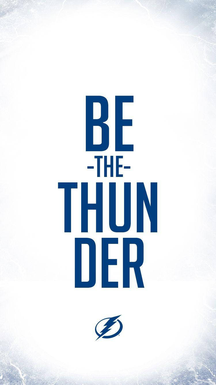 Tampa Bay Lightning 桌布 壁紙 — 粗體藍色文字寫著「BE THE THUNDER」，背景為有紋理的白色，下方有坦帕灣閃電隊標誌。