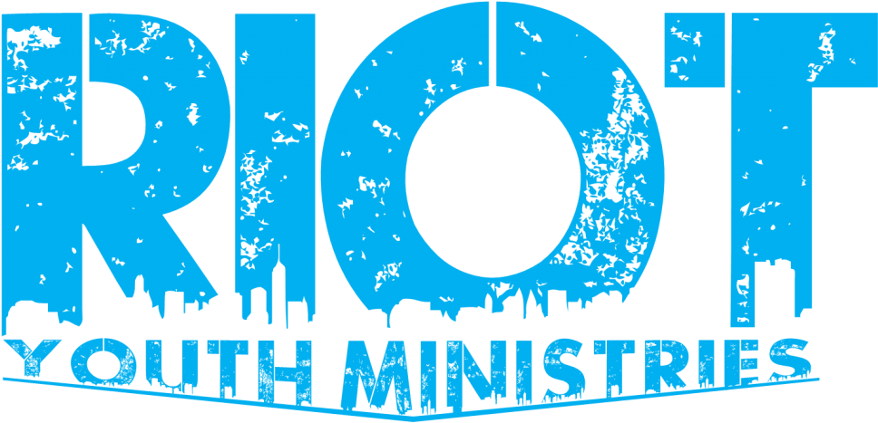 Logo Free 桌布 壁紙 — 粗體藍色磨損文字拼出 RIOT YOUTH MINISTRIES，並將城市天際線剪影融入字母中。