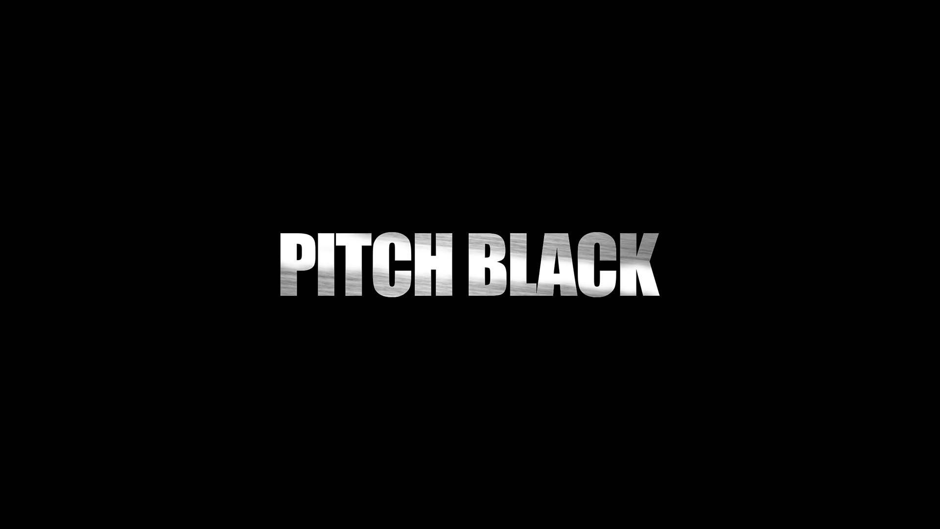 黑色 桌布 壁紙 — 粗體金屬文字顯示 pitch black，居中於純黑色背景上。