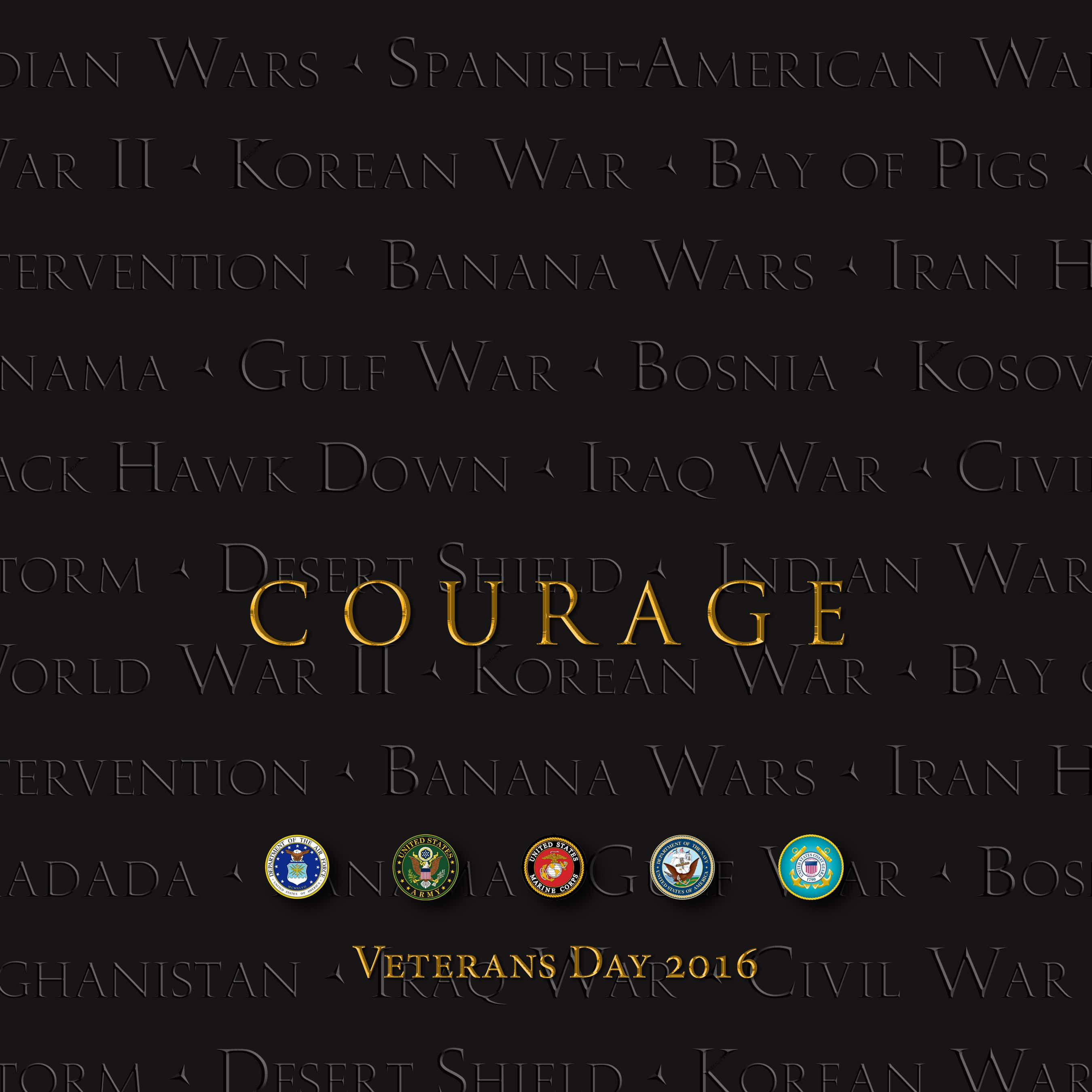 Veterans Day 桌布 壁紙 — 粗體金色 'COURAGE' 文字居中於一個充滿雕刻軍事衝突名稱和五個美國軍事服務徽章的深色背景上。