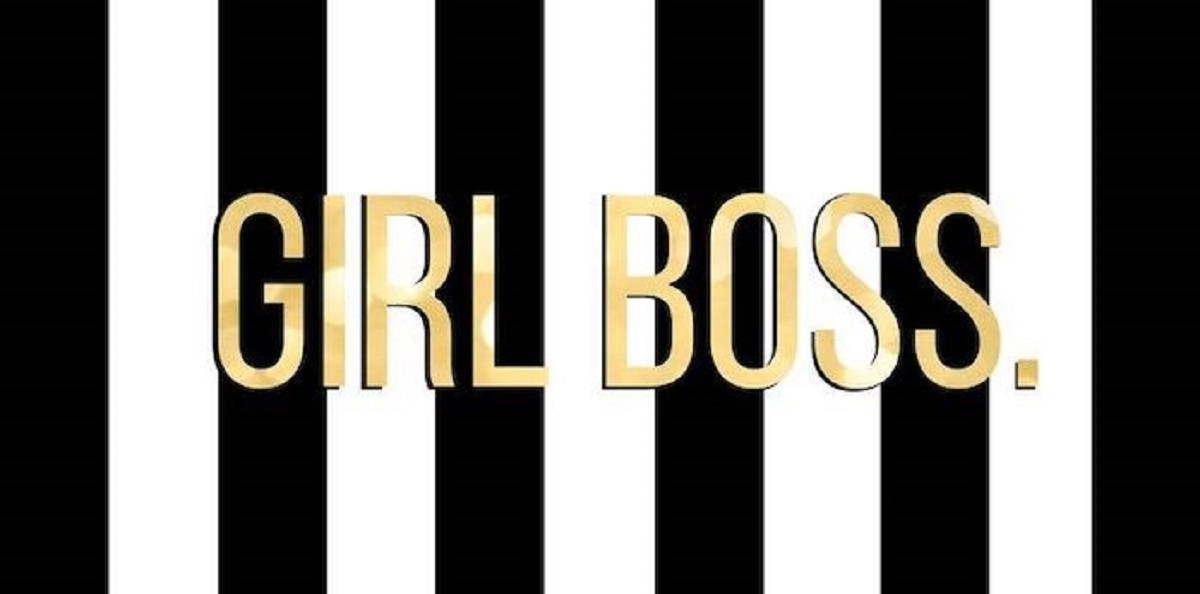 boss 桌布 壁紙 — 粗體金色 'GIRL BOSS.' 文字居中於鮮明的黑白垂直條紋上。