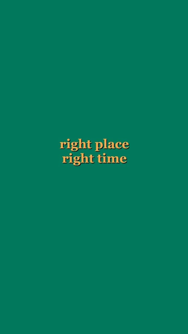 Quote 桌布 壁紙 — 粗體金色文字在純青色背景上居中顯示「right place right time」。