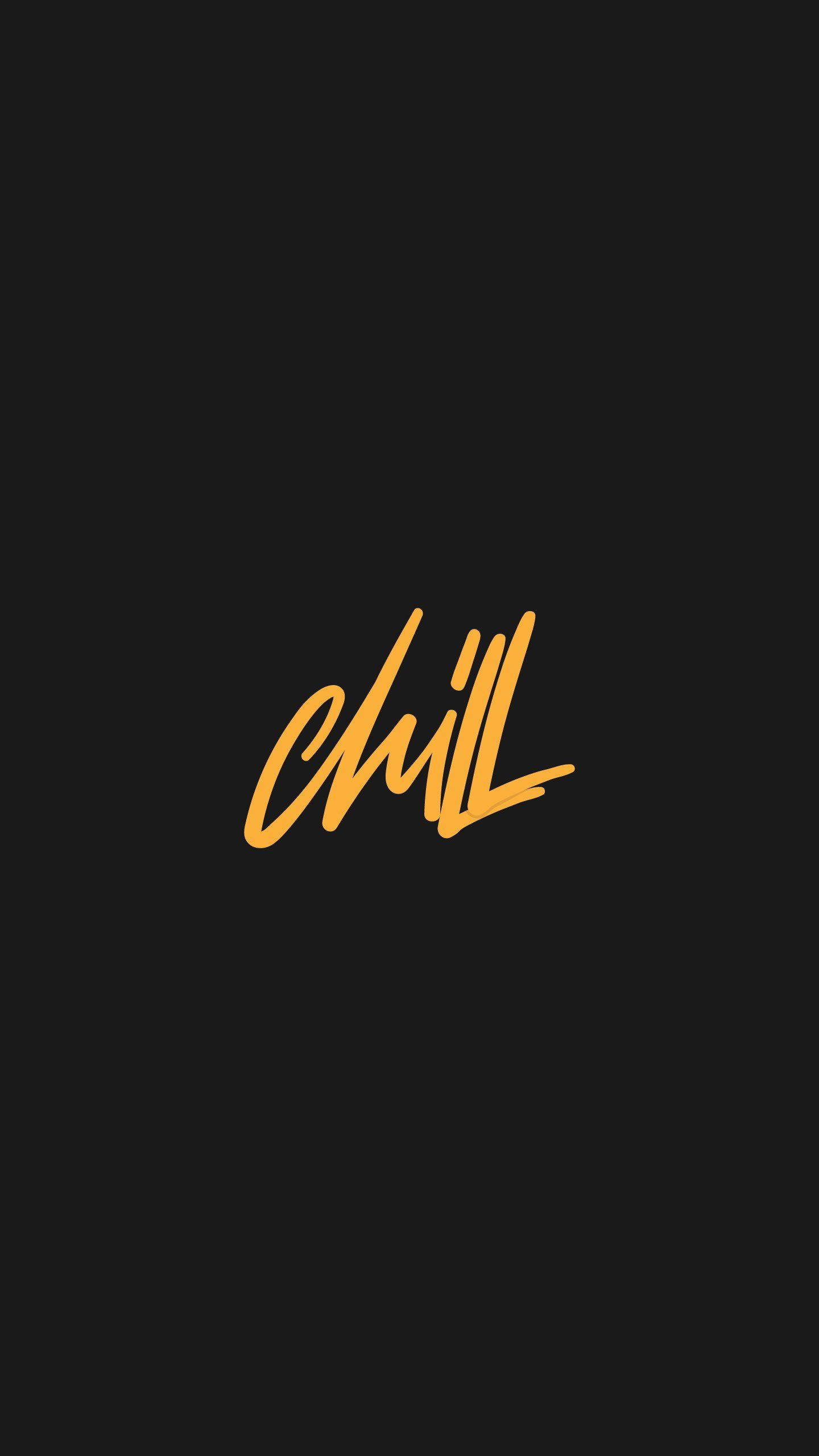 Chill 桌布 壁紙 — 粗體金色草書單詞 chill 居中於純黑色背景上。