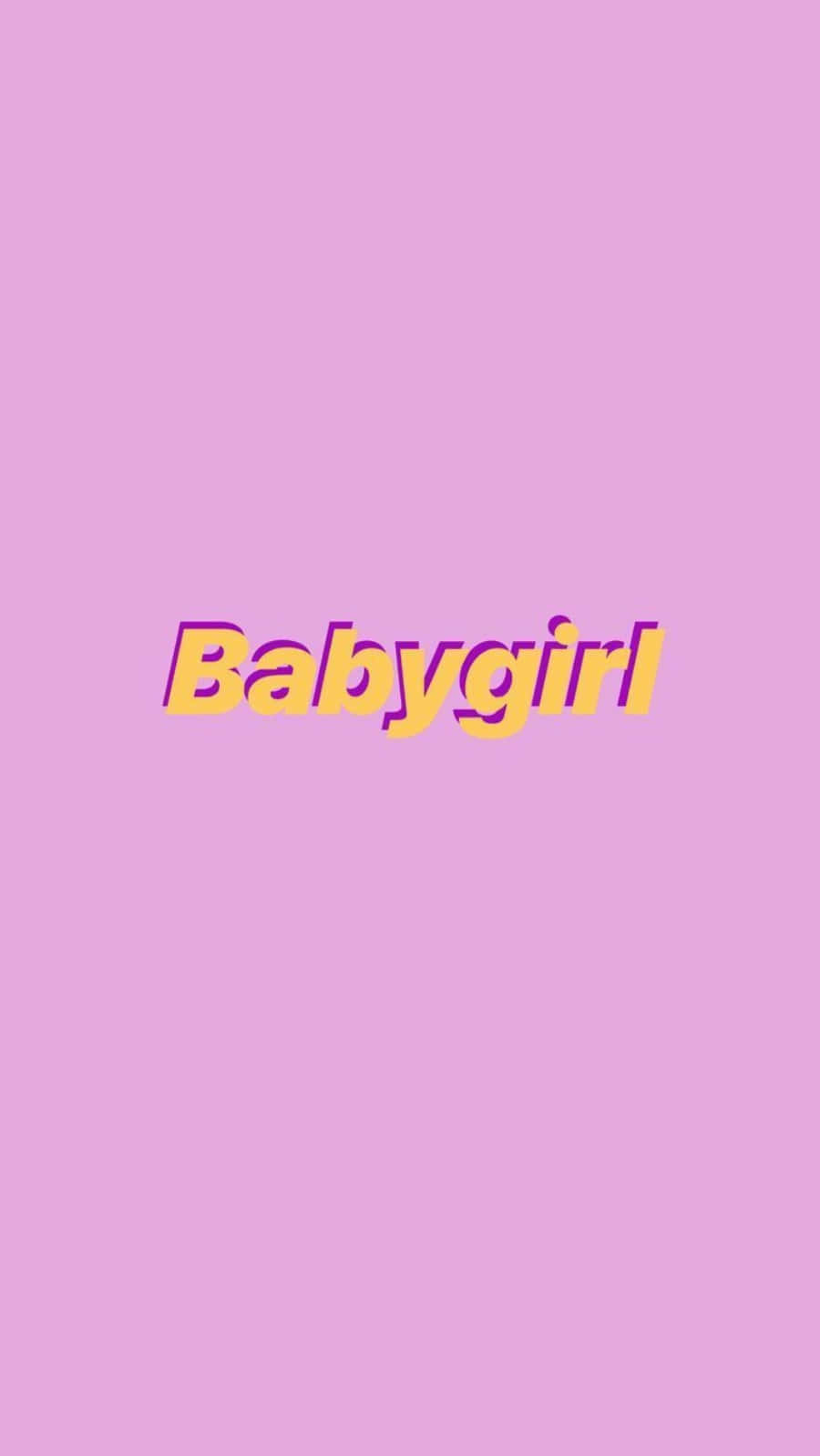 少女風 桌布 壁紙 — 粗體黃色「Babygirl」文字帶紫色輪廓，居中於純色淺粉紅色背景上。