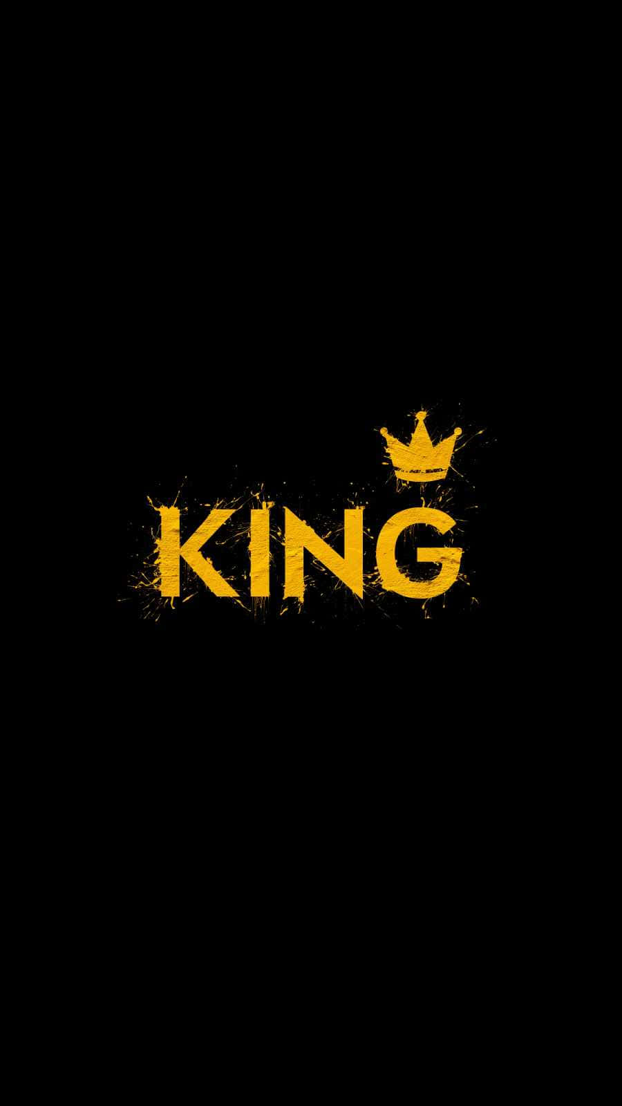 國王 桌布 壁紙 — 粗體黃色 'KING' 文字，中央帶有皇冠噴濺圖形，置於純黑色背景上。