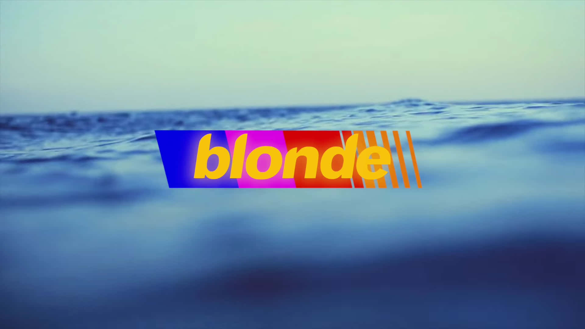 桌布 壁紙 — 粗體黃色字母拼成的單詞 blonde 漂浮在模糊的藍色海洋地平線上方，下方是蒼白的天空。