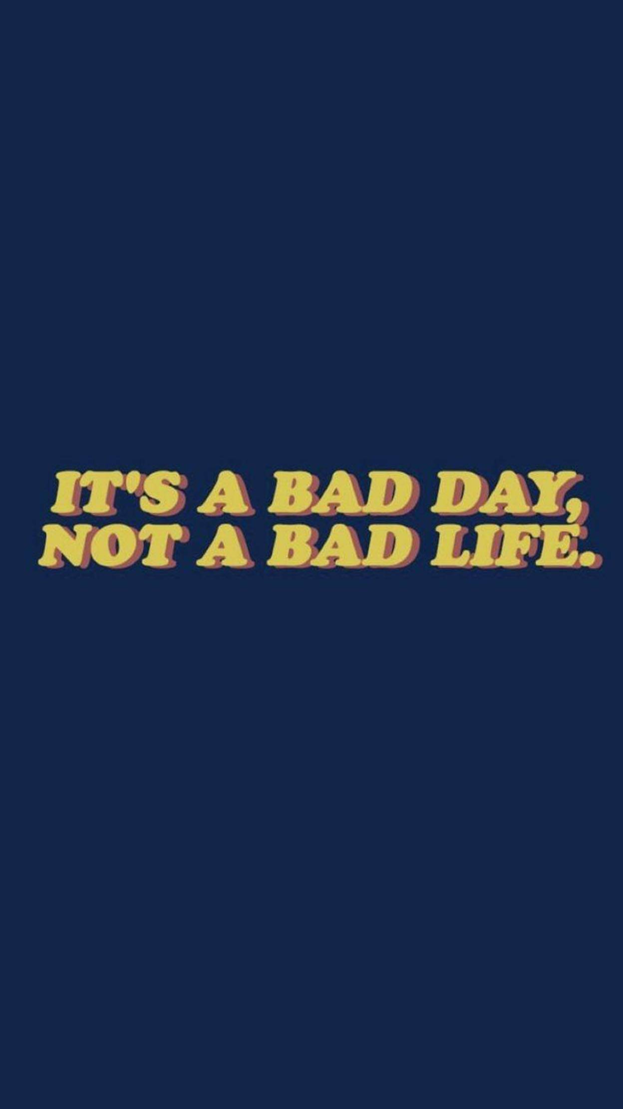 美少年動態圖 桌布 壁紙 — 粗體黃色復古文字寫著「IT'S A BAD DAY NOT A BAD LIFE」，背景為純海軍藍色。