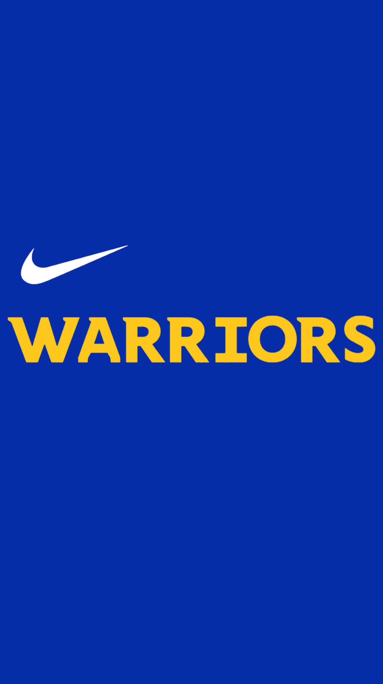 Golden State Warriors Logo 桌布 壁紙 — 粗體黃色戰士文字和白色旋風標誌居中於純皇家藍色背景上。