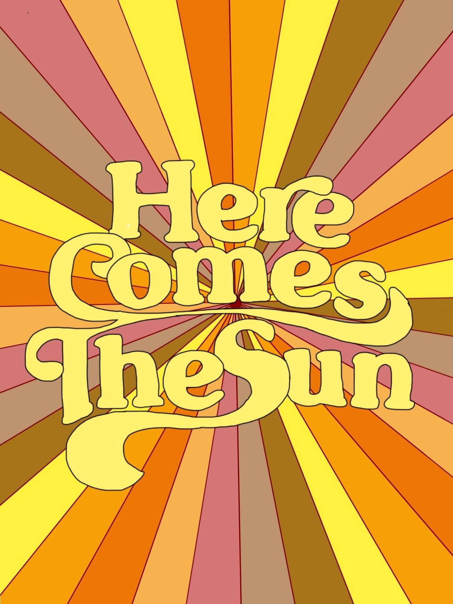 嬉皮 桌布 壁紙 — 粗體黃色文字 'Here Comes The Sun' 在充滿活力的橙色、粉紅色和棕色條紋太陽爆發背景下散發光芒。