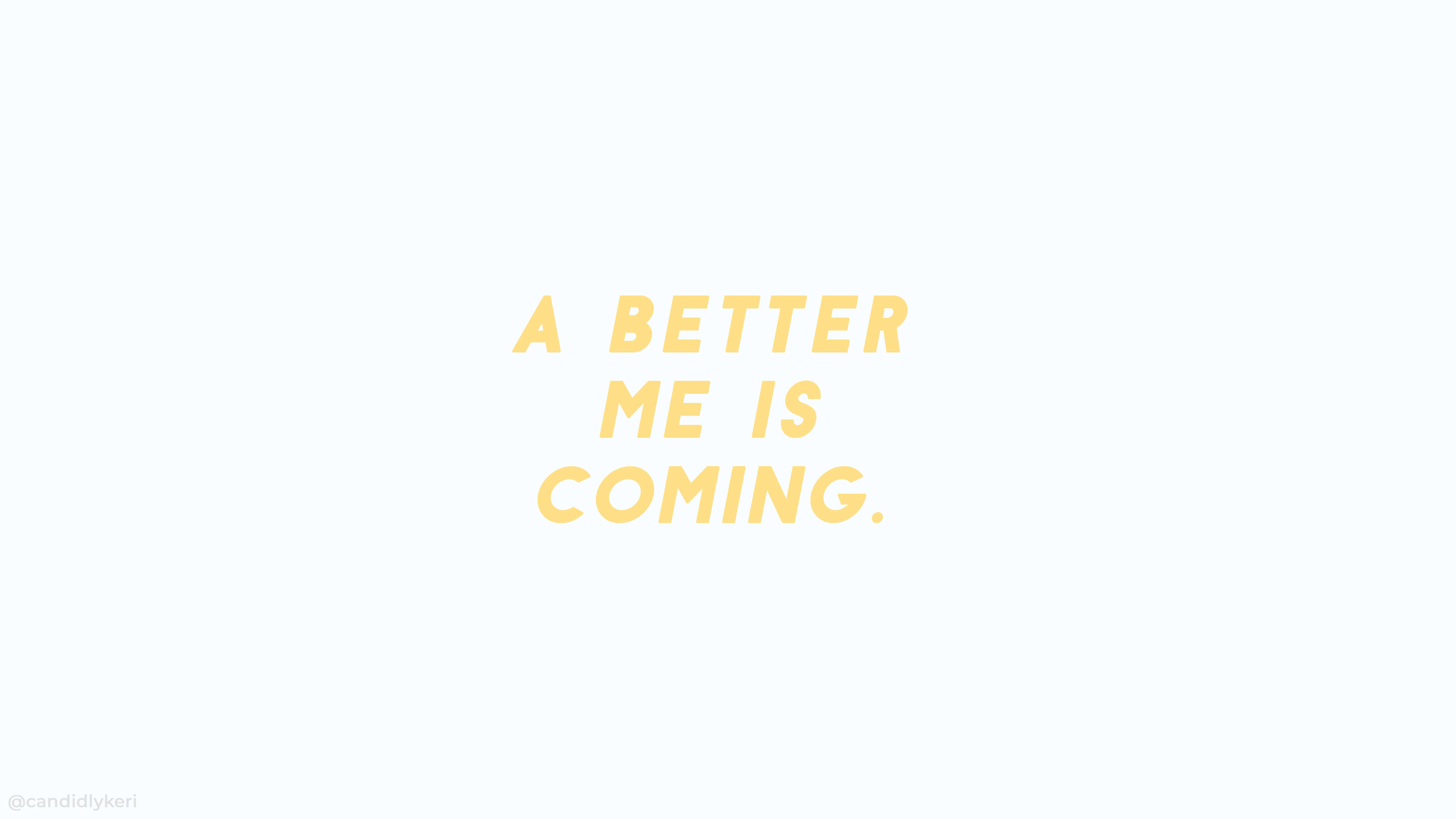 勵志語錄 桌布 壁紙 — 粗體黃色文字寫著「A BETTER ME IS COMING」，居中在柔和的白色背景上。