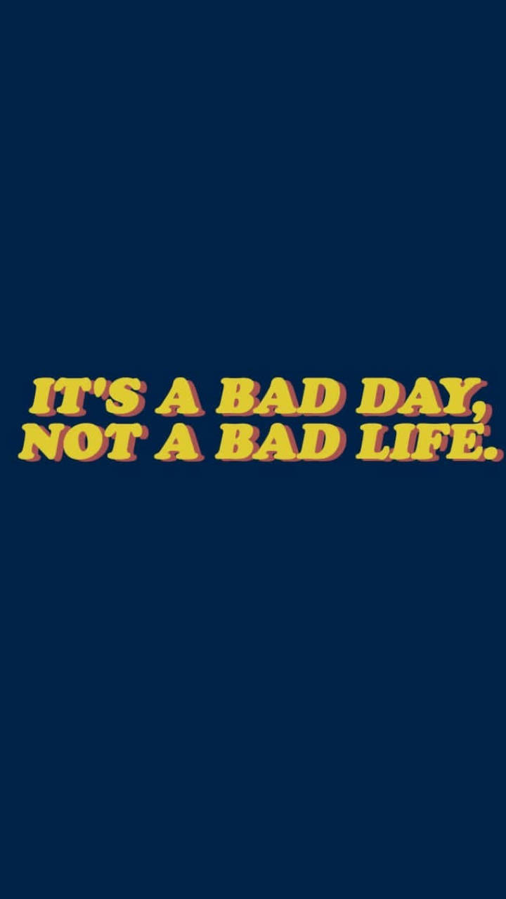 復古美學 iPhone 桌布 壁紙 — 粗體黃色文字寫著「IT'S A BAD DAY NOT A BAD LIFE」，背景為純海軍藍色。