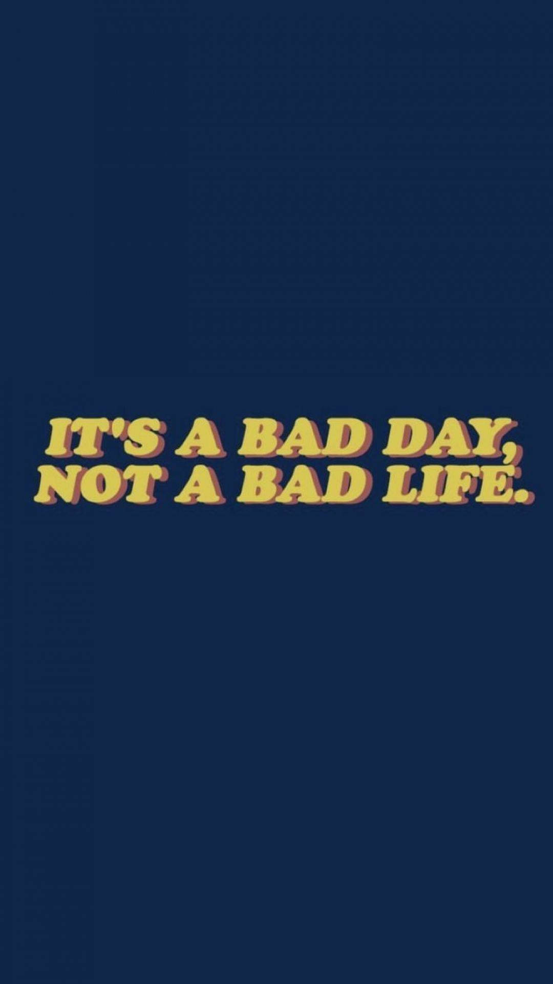 桌布 壁紙 — 粗體黃色文字寫著「IT'S A BAD DAY NOT A BAD LIFE」，背景為純海軍藍色。