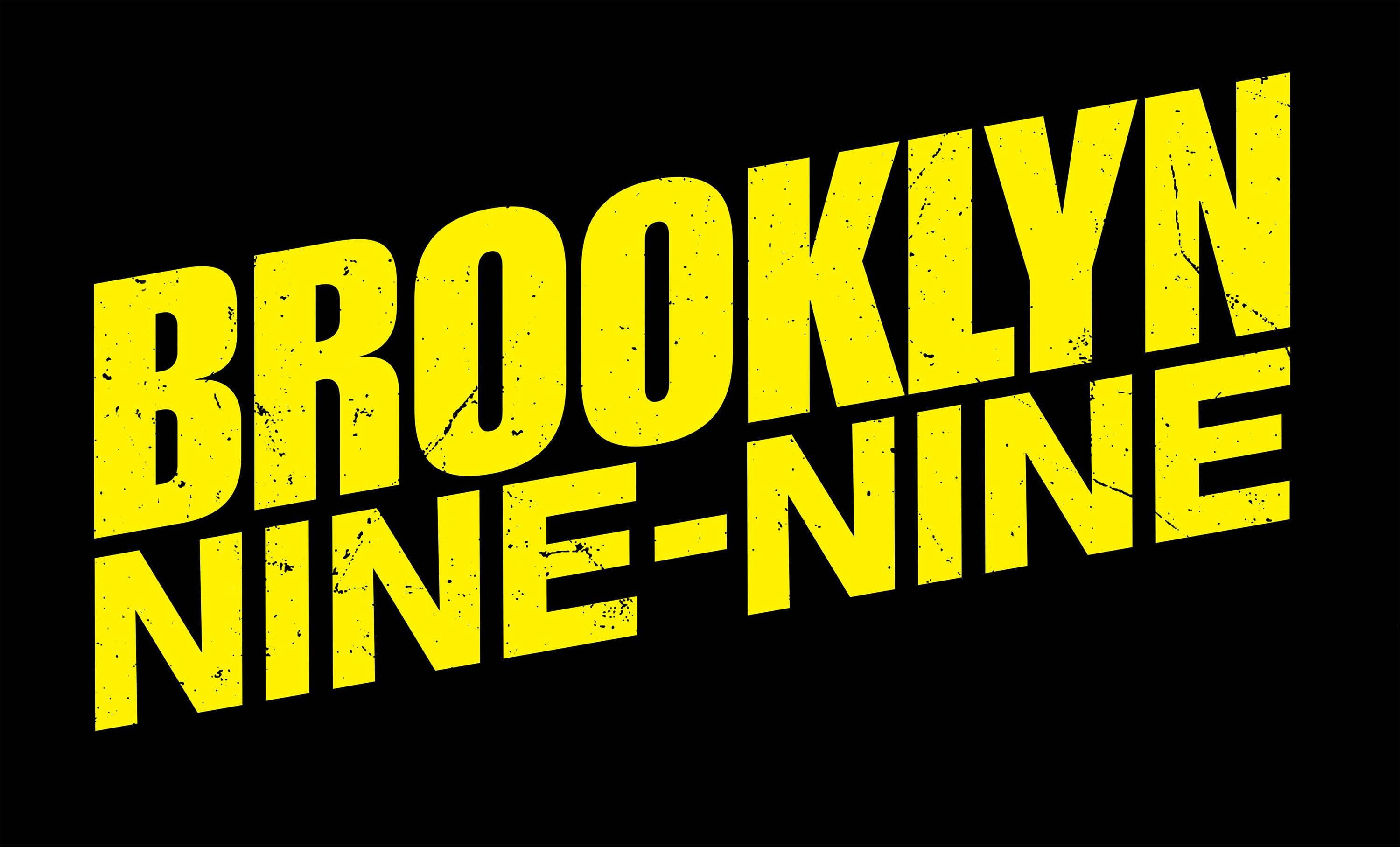 Brooklyn 桌布 壁紙 — 粗體黃色磨損文字在純黑色背景上對角線寫著「BROOKLYN NINE-NINE」。