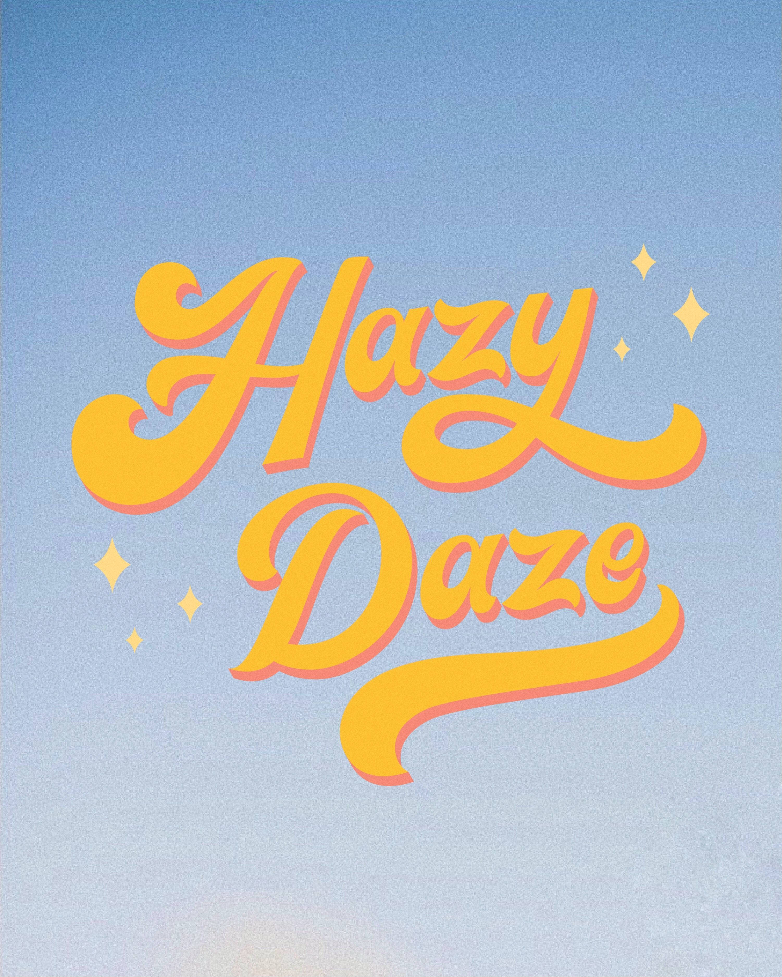 語錄 桌布 壁紙 — 粗體黃色草書文字 'Hazy Daze' 漂浮在柔和漸變的天空中，帶有閃爍的鑽石點綴。