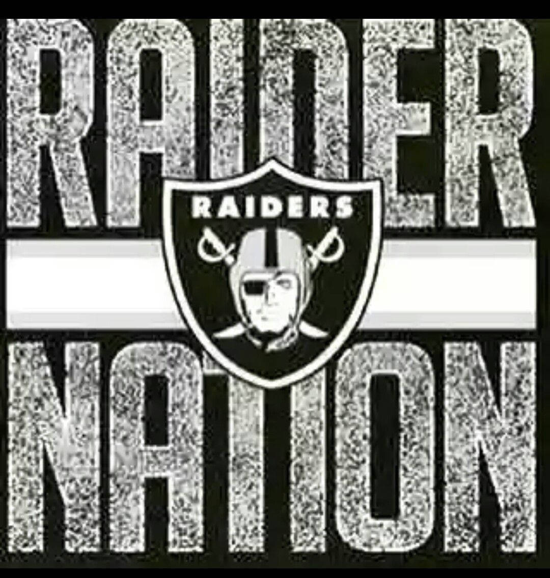 突襲者 桌布 壁紙 — 粗體黑白 'RAIDER NATION' 文字帶有磨損紋理，框住標誌性的 Raiders 盾牌標誌。