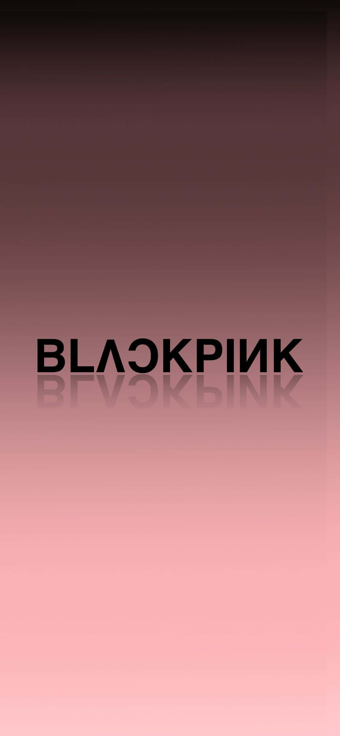 BLACKPINK 桌布 壁紙 — 粗體黑色 'BLACKPINK' 文字，帶有反射效果，居中於柔和粉紅到深紫漸變背景上。