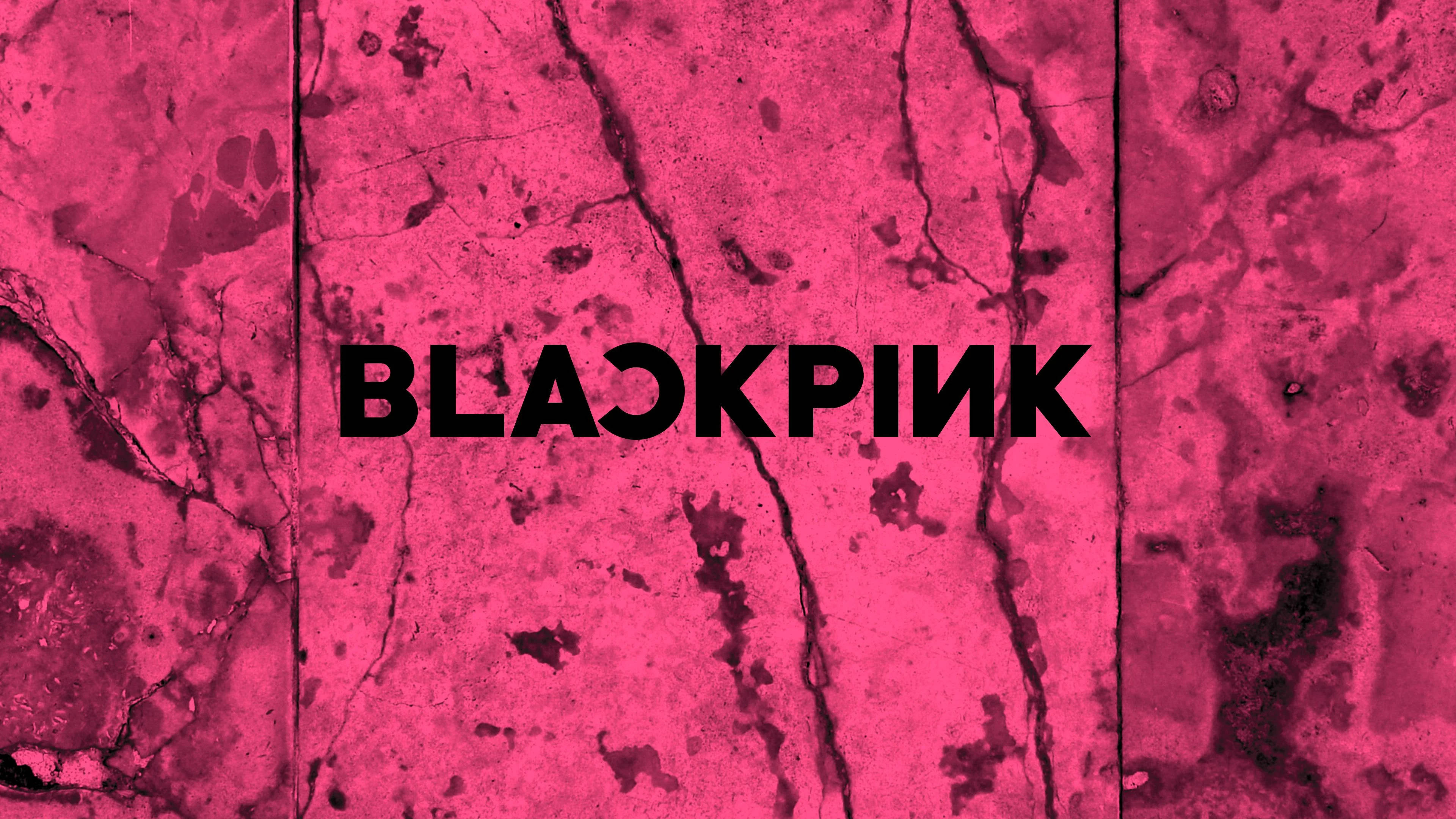 BLACKPINK 桌布 壁紙 — 粗體黑色 'BLACKPINK' 文字居中於裂紋鮮豔粉紅大理石紋理背景上。