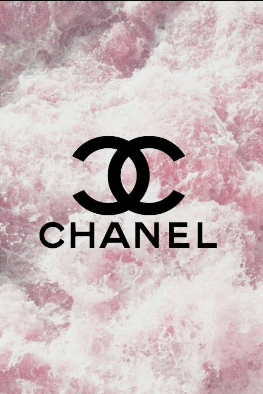 Chanel 桌布 壁紙 — 粗體黑色 Chanel 標誌居中於柔和的粉紅色和白色大理石紋背景上。