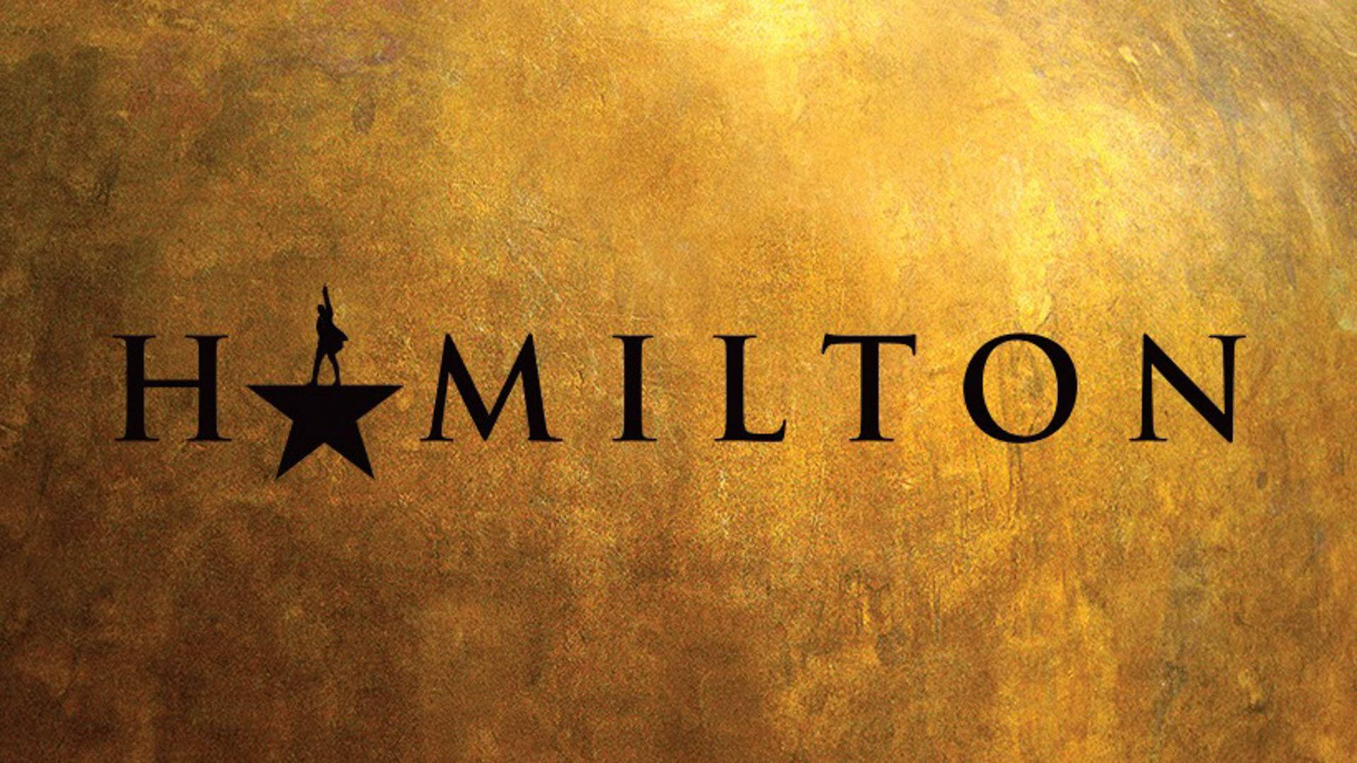 Hamilton 桌布 壁紙 — 粗體黑色 'HAMILTON' 文字，星星上有一個人影剪影，背景為紋理金色。