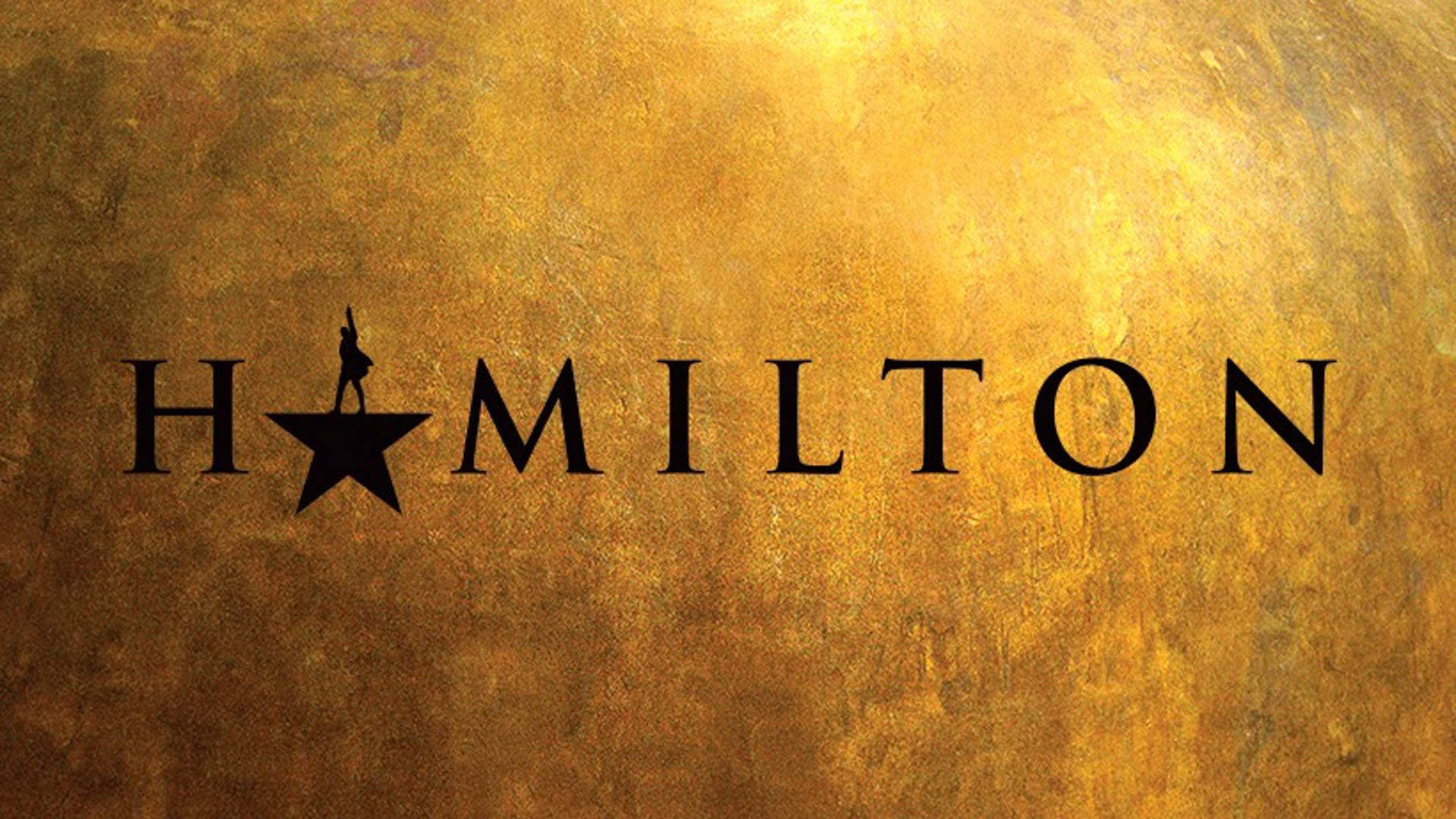 Hamilton 桌布 壁紙 — 粗體黑色 'HAMILTON' 文字，星星上有一個人影，背景為紋理金色。