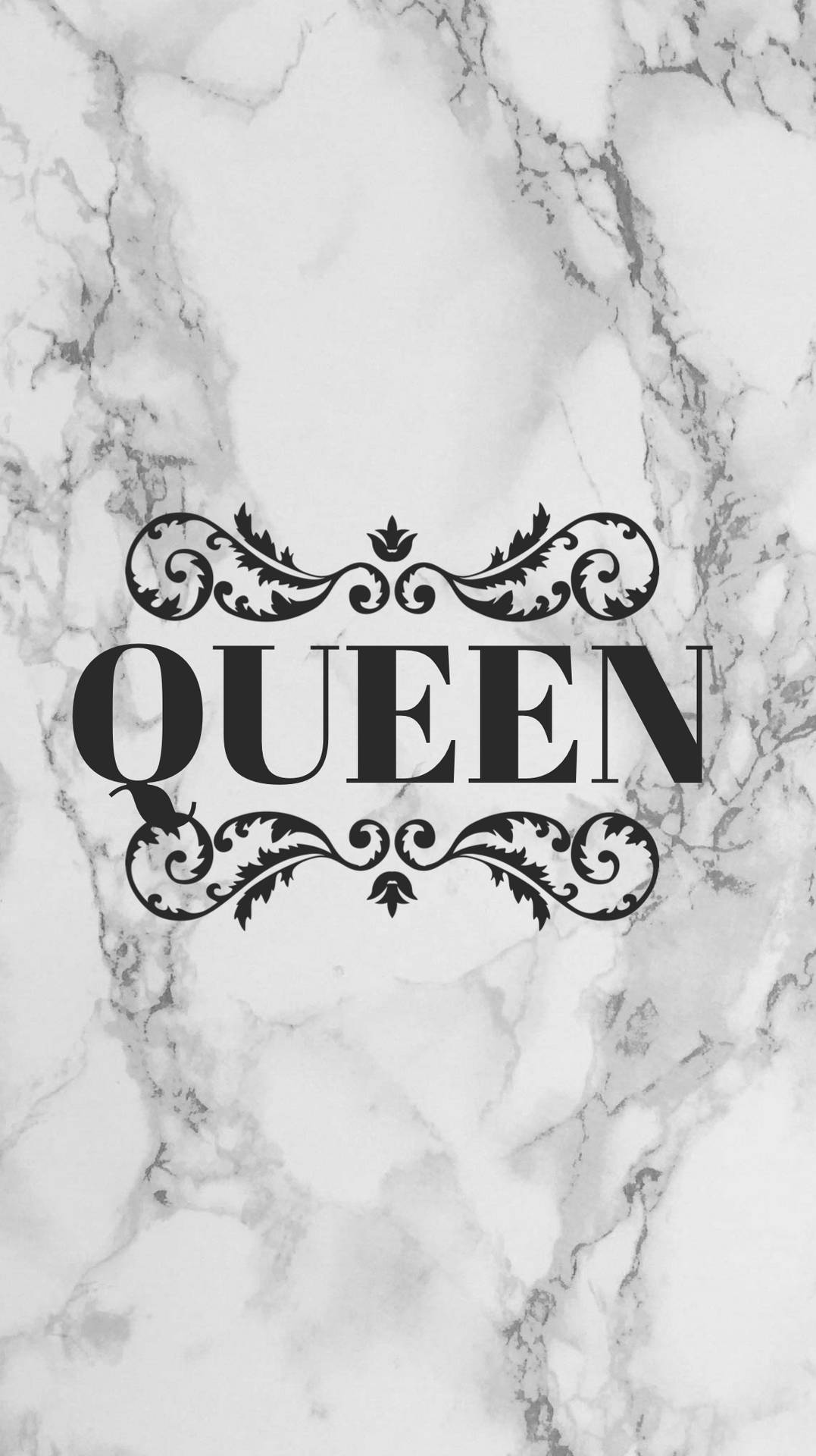 queen girly 桌布 壁紙 — 粗體黑色「QUEEN」文字，帶有華麗裝飾，居中於白色和灰色大理石背景上。