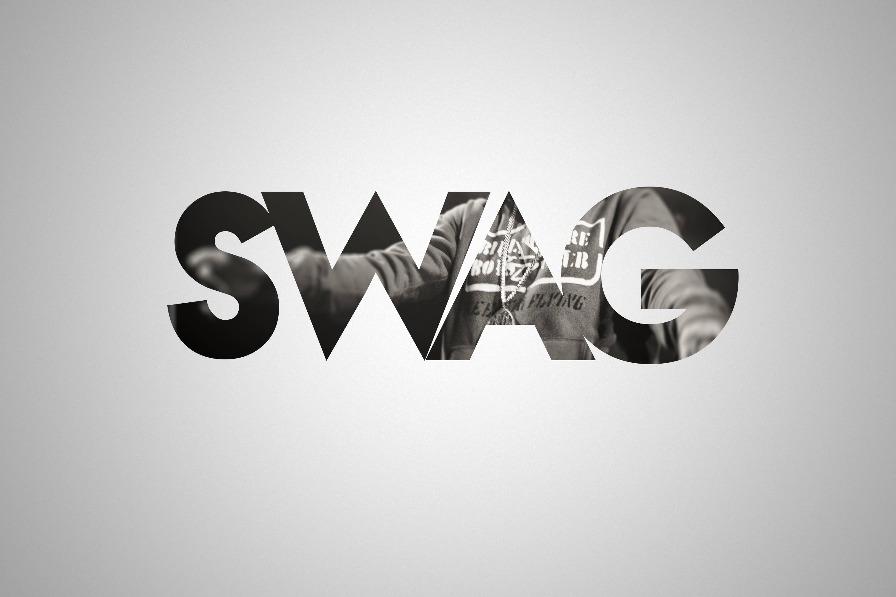 Swag 桌布 壁紙 — 粗體黑色 'SWAG' 字母，字母內可見穿著連帽衫人物的單色照片，背景為漸變灰色。
