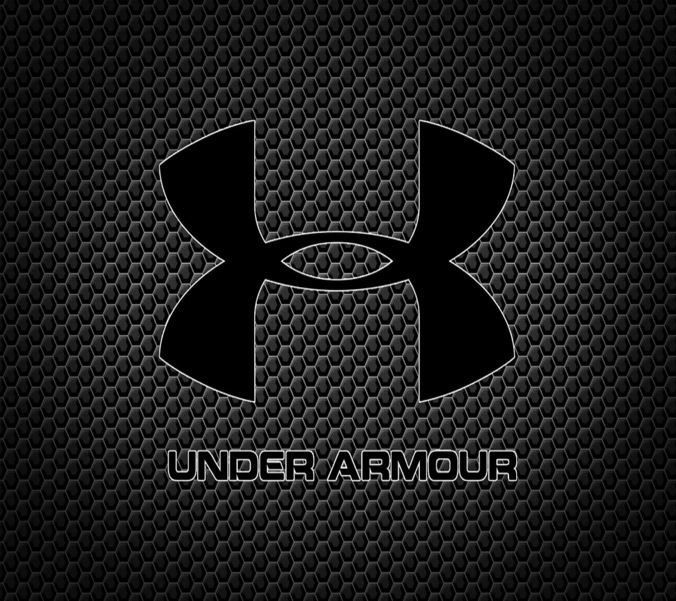 Under Armour 桌布 壁紙 — 粗體黑色 Under Armour 標誌，帶白色輪廓，居中於紋理六角網格背景上。