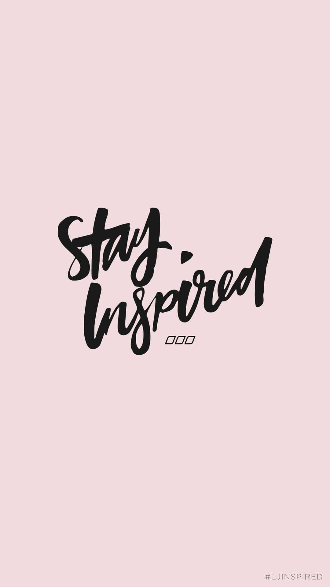 語錄 桌布 壁紙 — 粗體黑色刷字體寫著「Stay Inspired」，背景為柔和粉紅色，下方有三個點。