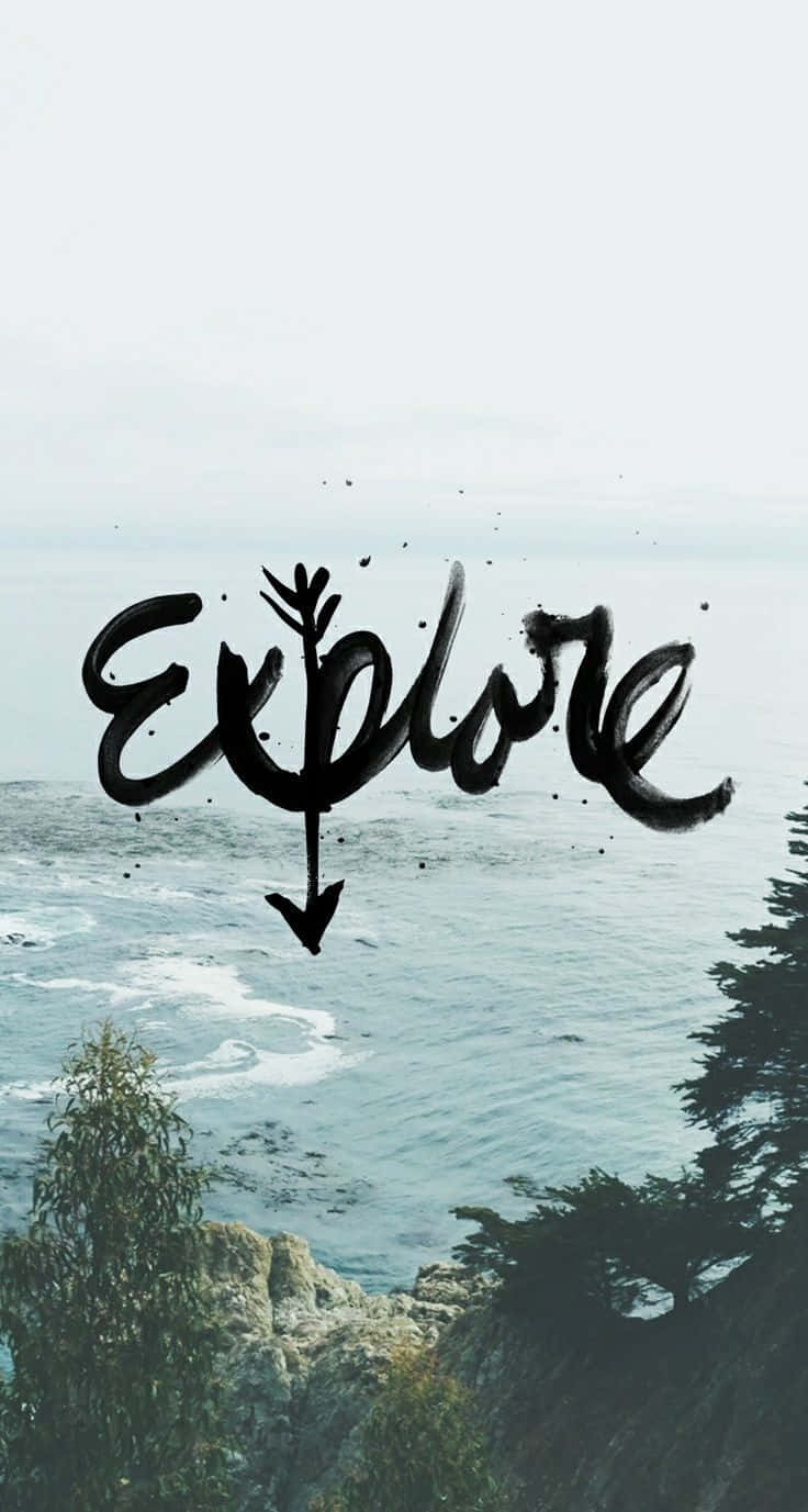 explore 桌布 壁紙 — 粗體黑色刷筆文字寫著「Explore」，箭頭向下，位於海岸懸崖場景之上，有海浪和樹木。