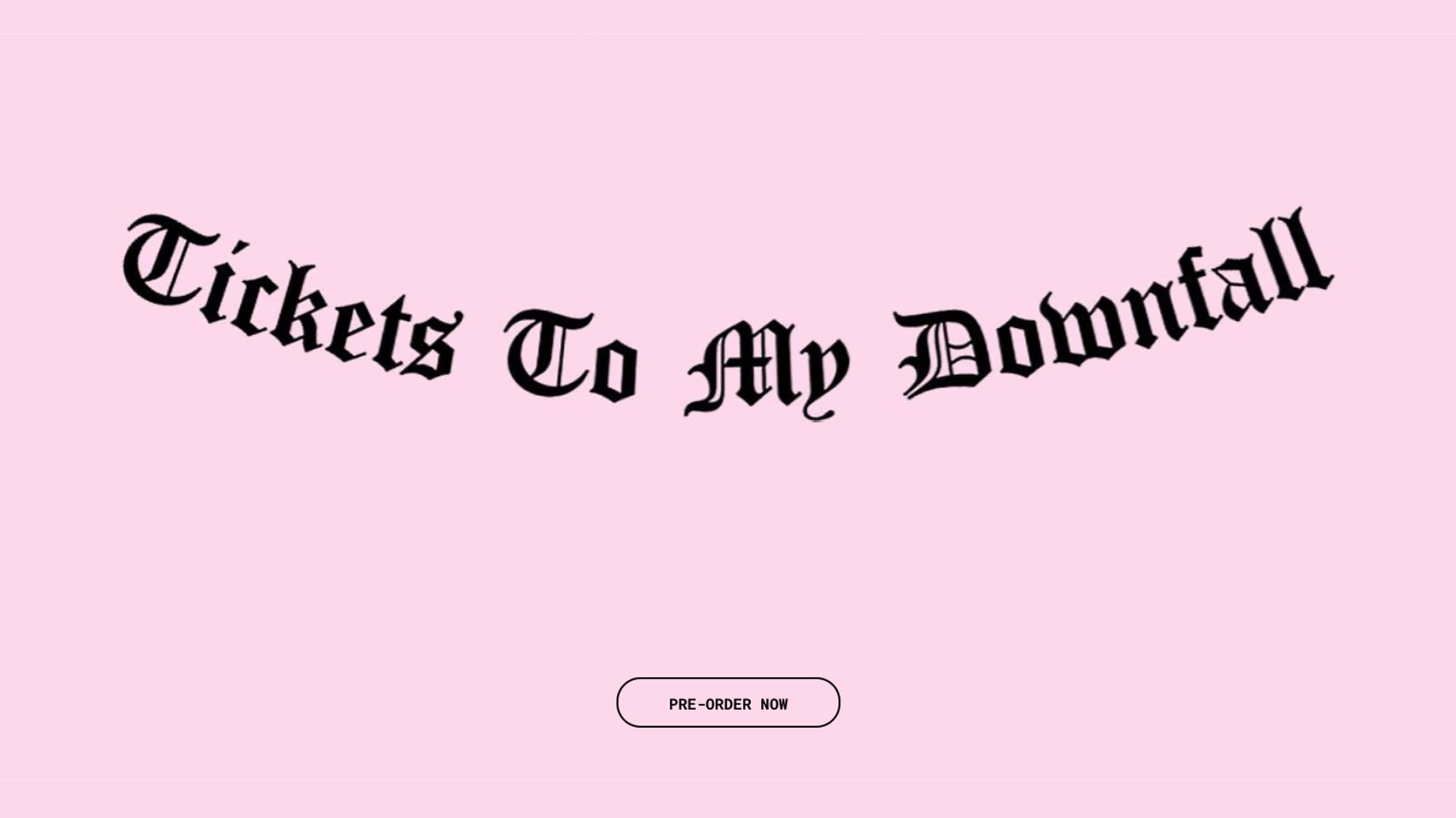 桌布 壁紙 — 粗體黑色哥德文字寫著 Tickets To My Downfall，彎曲在柔和的粉紅色背景上，下方有一個預購按鈕。