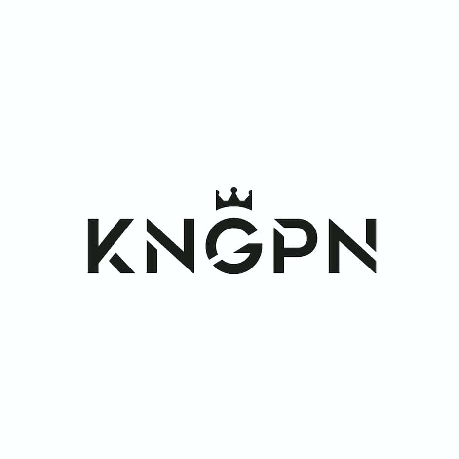 Black And White Logo 桌布 壁紙 — 粗體黑色字母 KNOPN，O 上方有一個皇冠，位於純白色背景上。