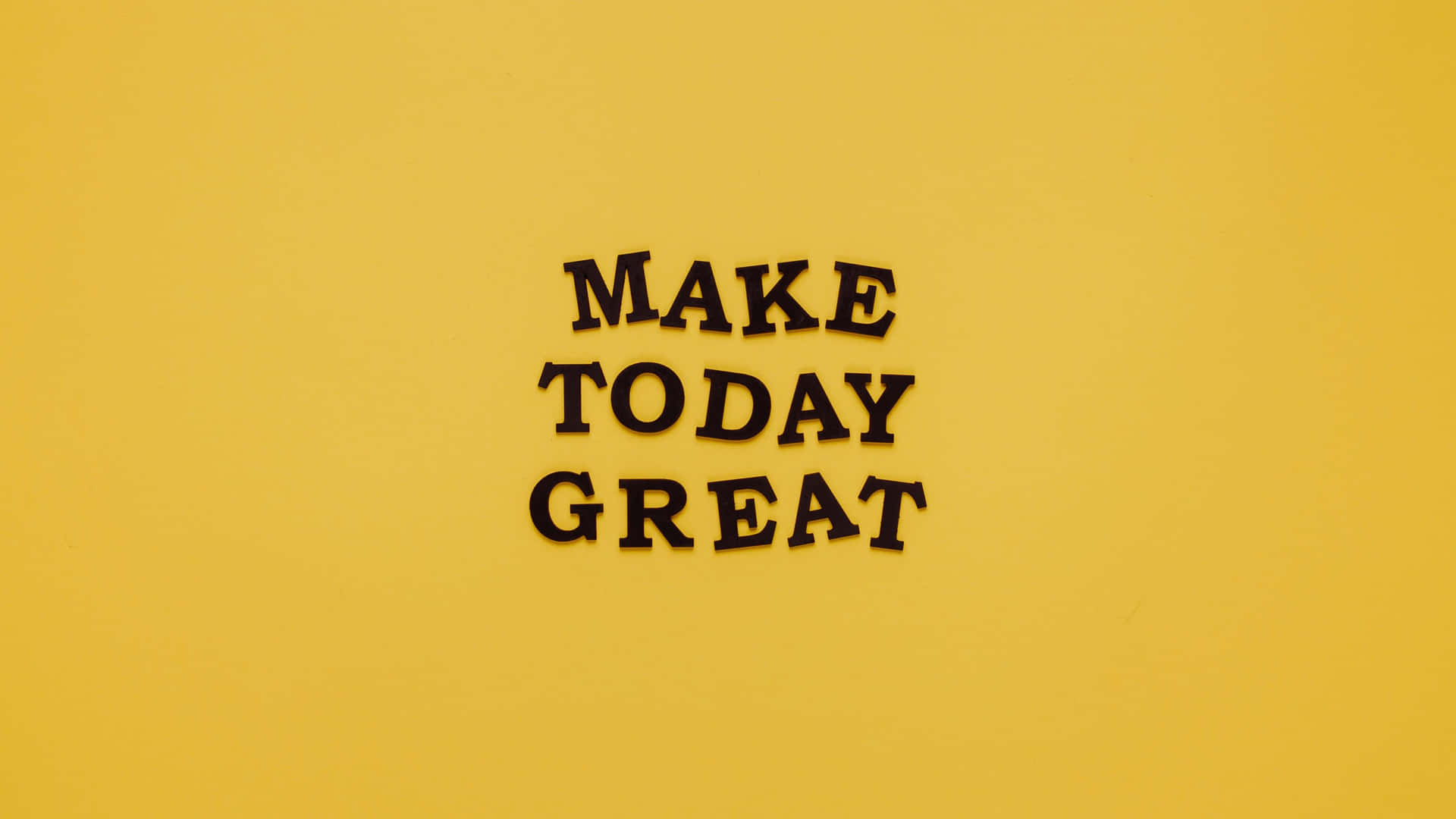 黃色背景上黑色字寫著「MAKE TODAY GREAT」的勵志文字。 — 4K 壁紙
