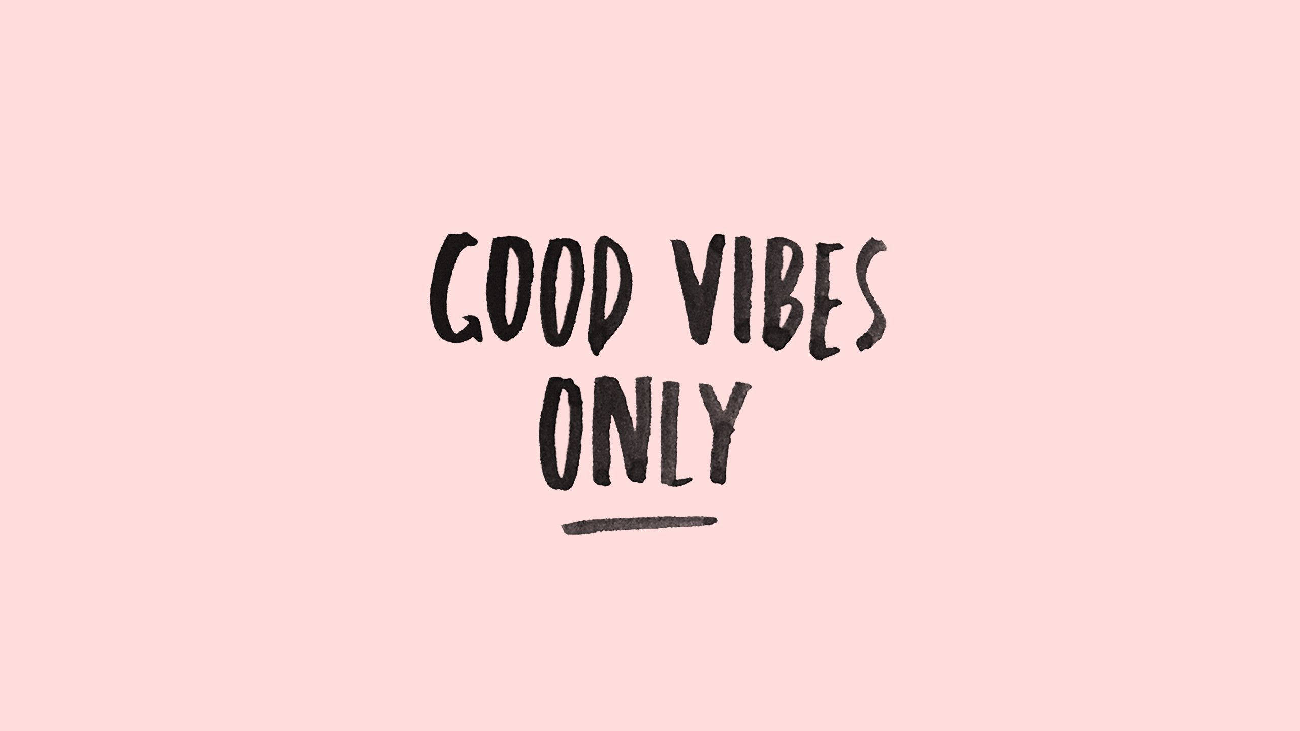 氛圍 桌布 壁紙 — 粗體黑色手寫文字 'GOOD VIBES ONLY' 居中在柔和的粉紅色背景上，帶有簡單的底線。